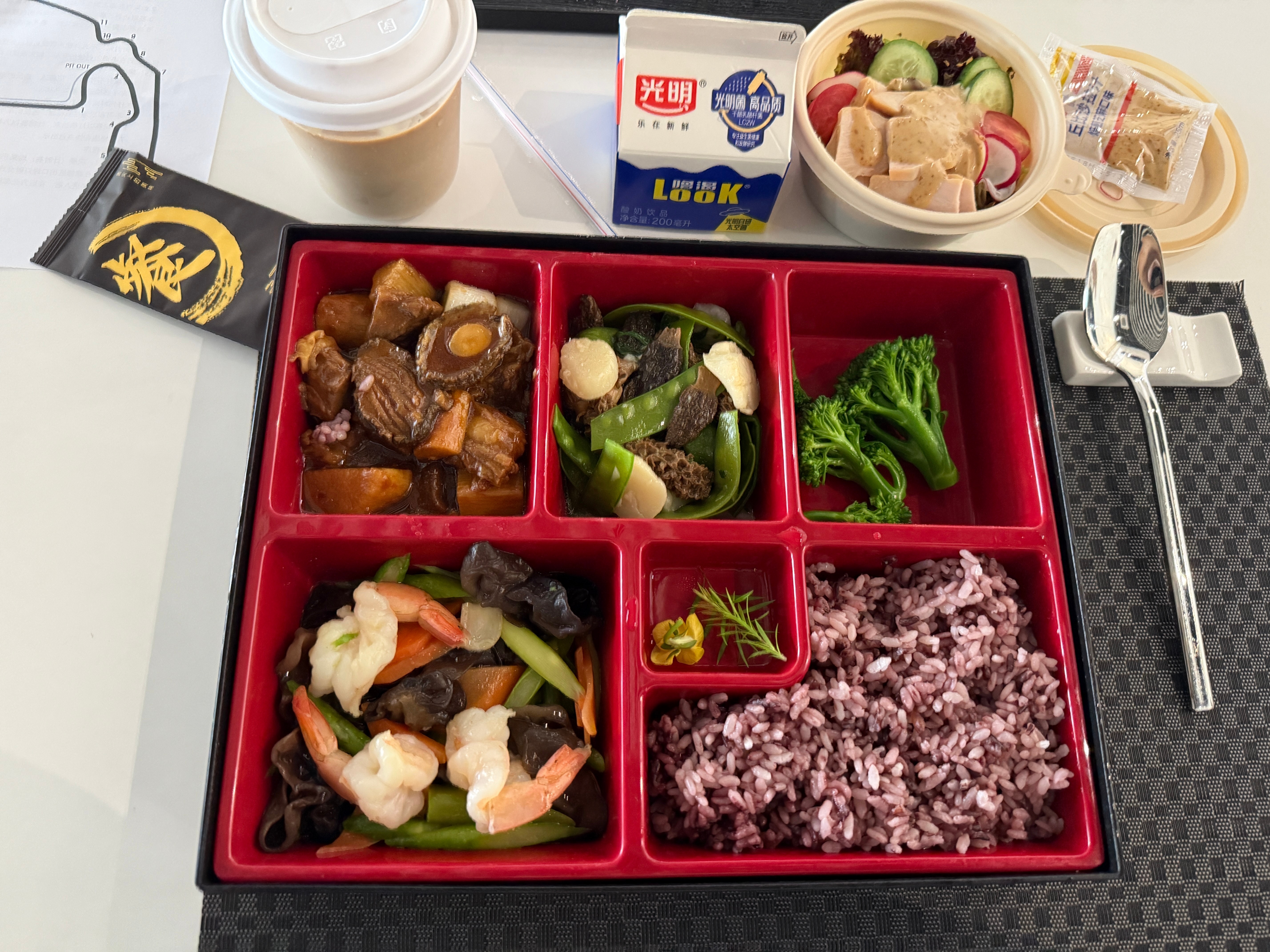 今天的午饭！非常的健康营养！大家中午都吃了吗[春游家族]今天小卷长胖了吗  ​​