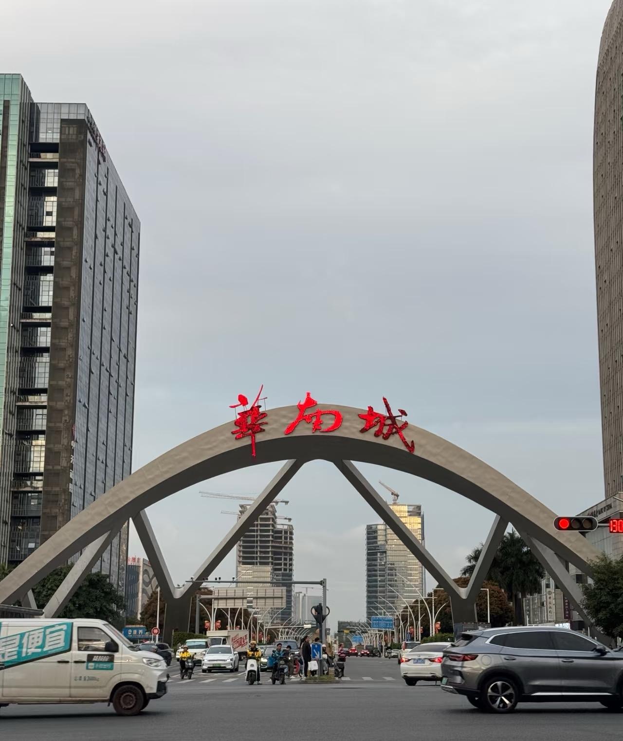 深圳华南城真的落幕了。

三个大字拆掉了，华南城这个位置适合搞汽车公园，买车只能