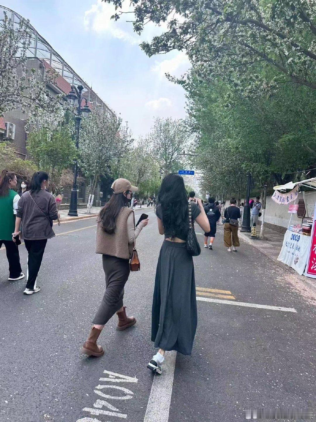 #孙怡ip#这也很明显是姐妹在逛街呀，看到两个大美女一起出去逛街真的是非常的美好
