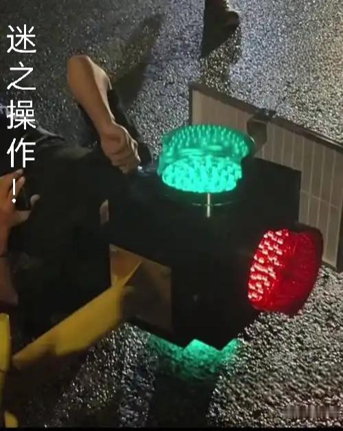 迷之操作！头卡在红绿灯箱里！

近日，成都一男子‌骑电动车时，因‌低头玩手机分神