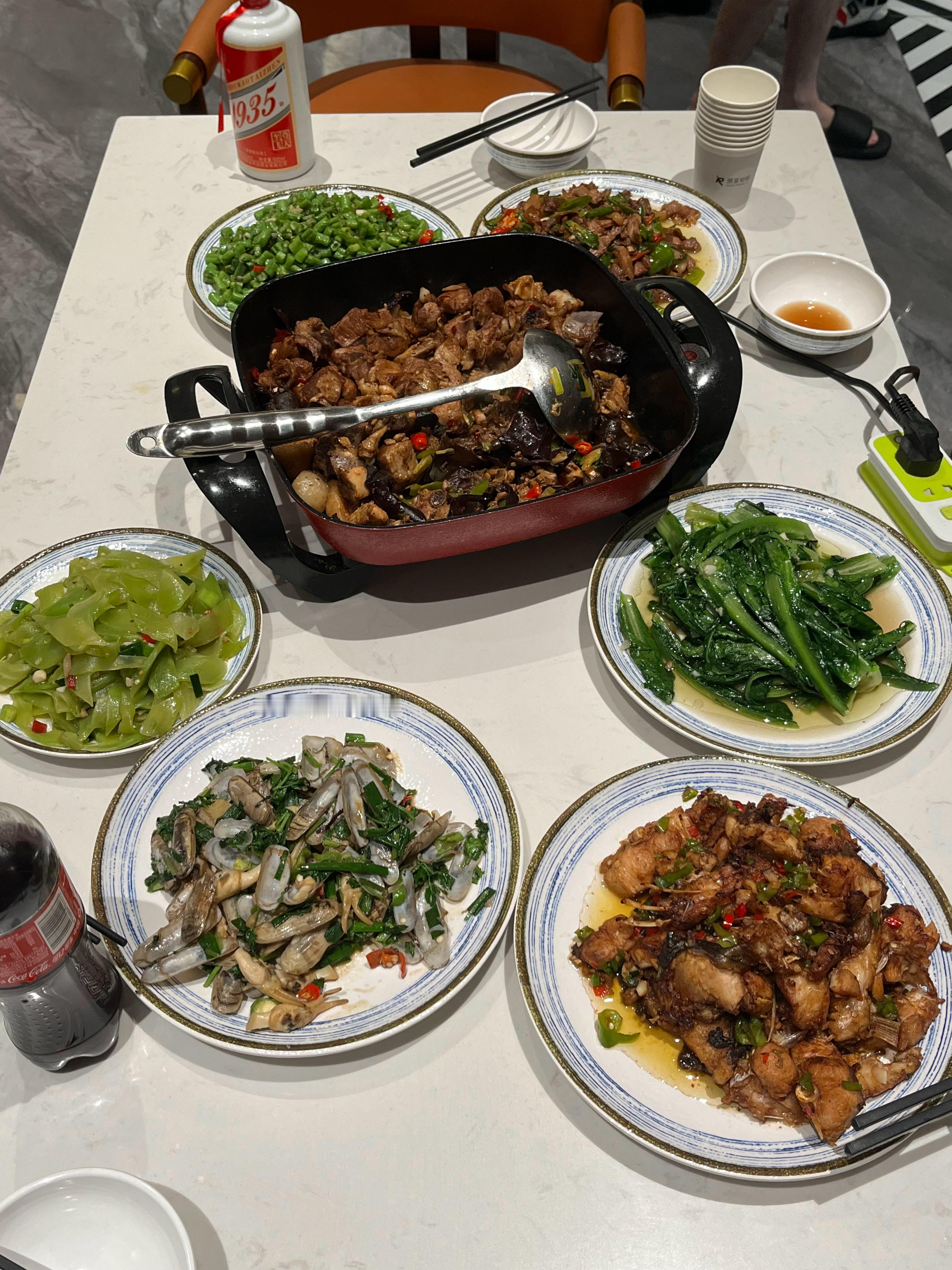 我俩都是吃货，他爸妈做餐饮服务。年轻时琢磨吃的，现在给很多人做吃的。当然，拿手的