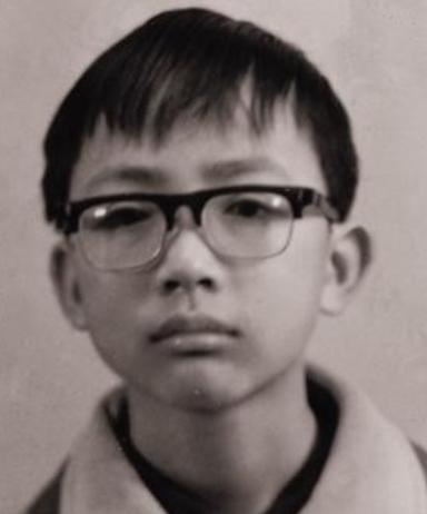 1988年，15岁赖宁因扑救山火牺牲，随后他的故事被收入教材。可是2012年又将
