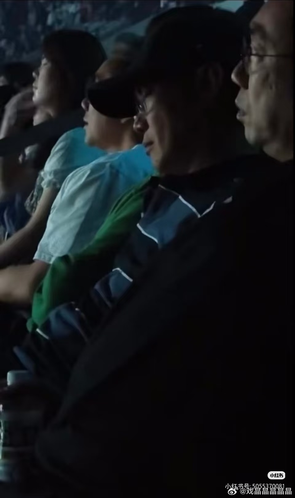 陈奕迅听单依纯演唱会睡着了。。。 他隔壁的隔壁也睡着了，到底多难听。。。 