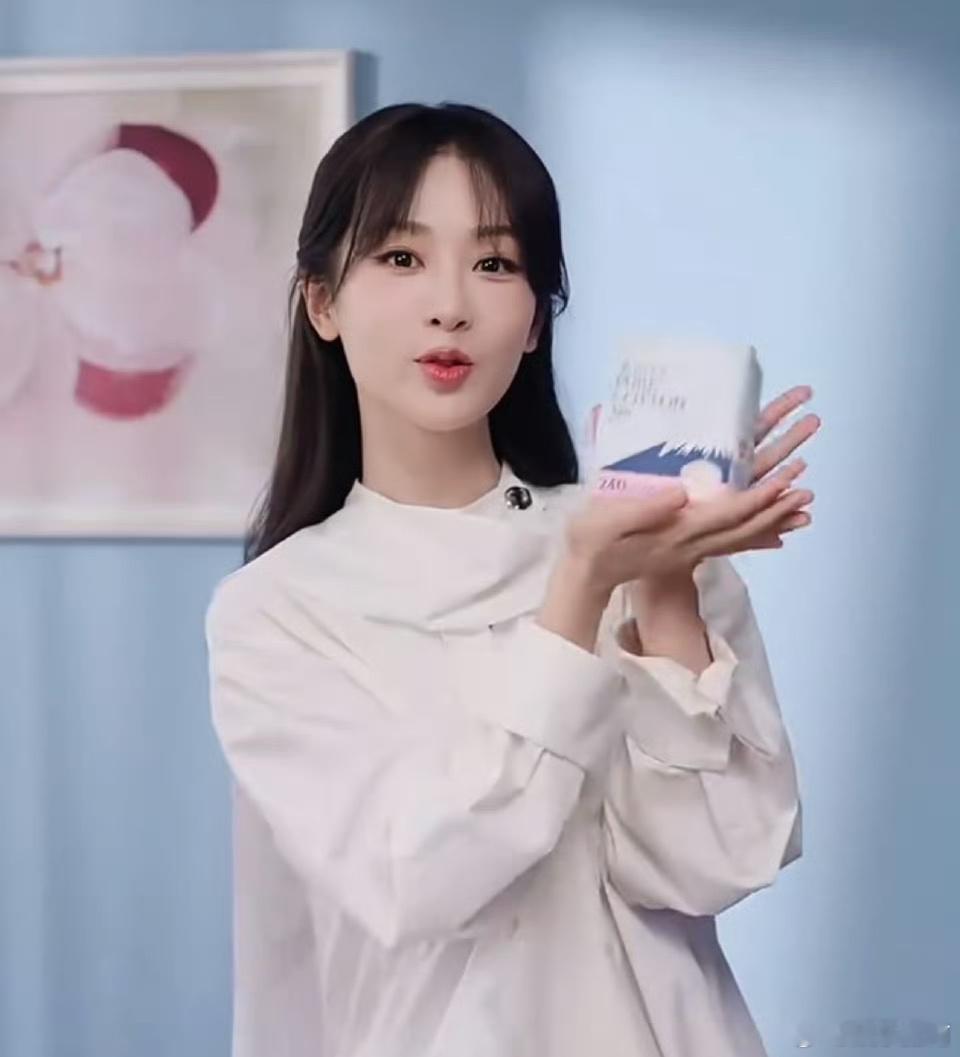 杨紫新鲜物料，顺毛刘海好乖，一整个古灵精怪 ，好漂亮！ 