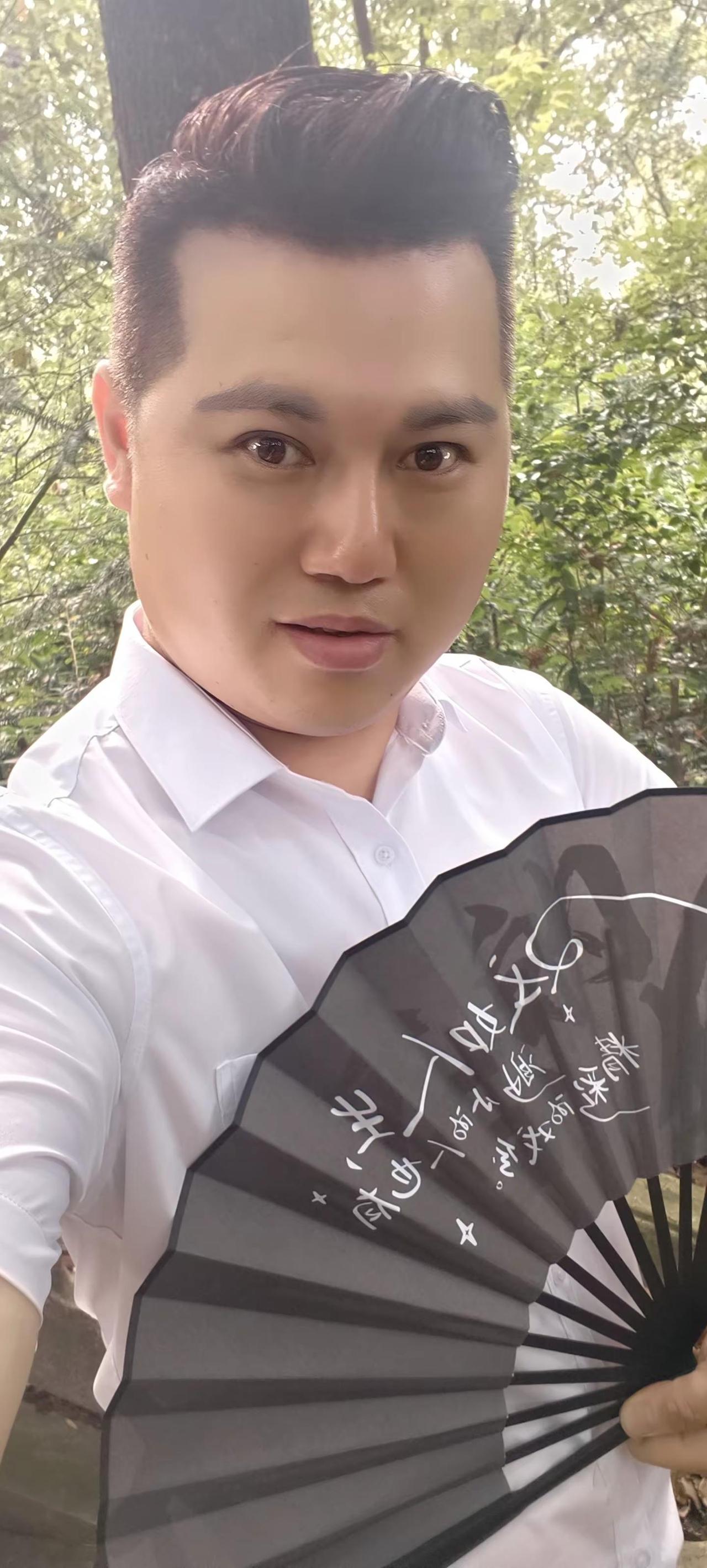 武哥，帅哥，帅气，🧑阳光男儿，一身正气，真情实意，情深深雨蒙蒙，勇往直前，真心