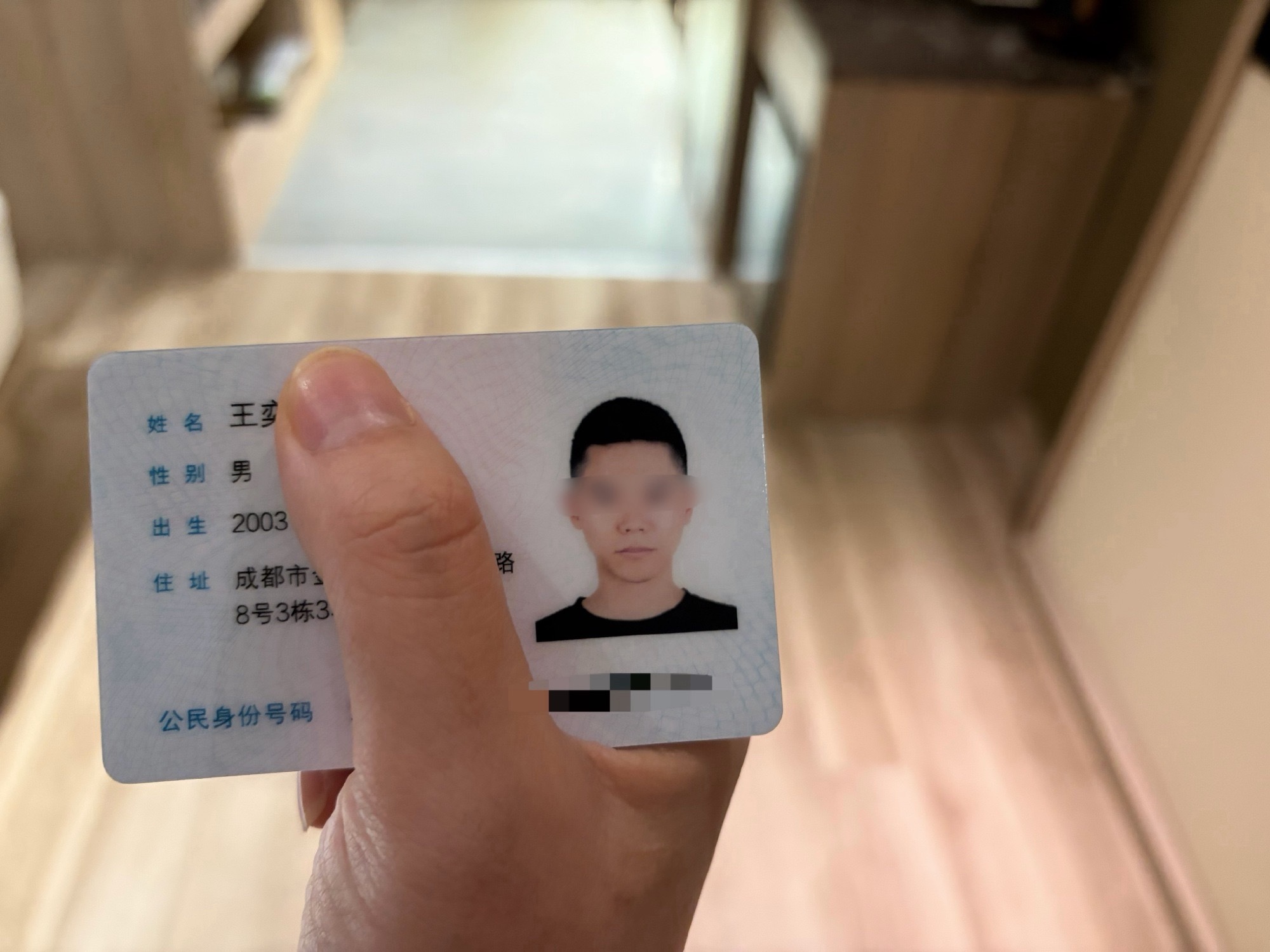 史上最尴尬的一件事情发生了今天我在首都机场 T3 安检的时候安检员跟我说我身份证