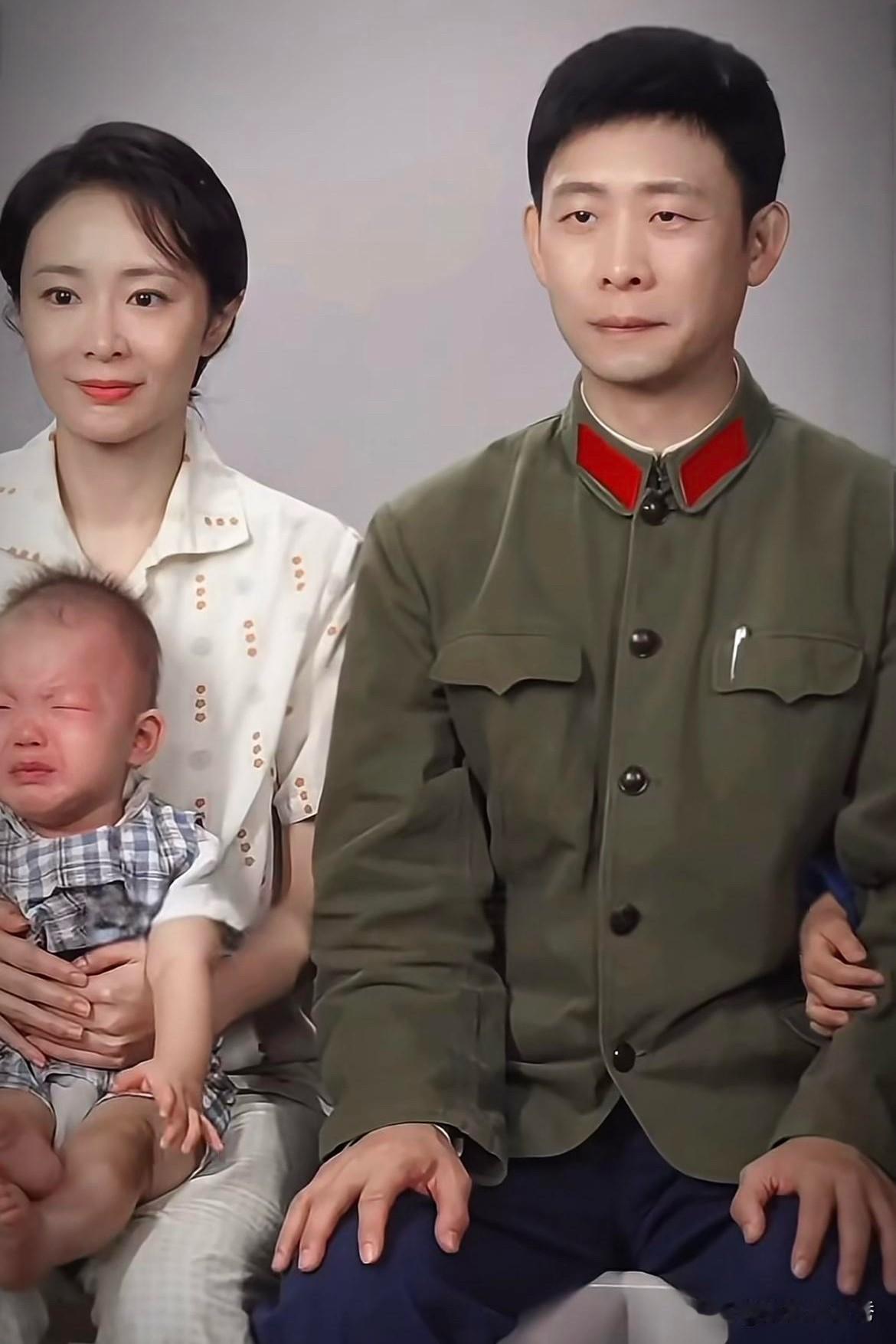 张译的“内敛”和高叶的“沉静”真是很“般配”，俩人都喜欢“低调”！

张译穿着军