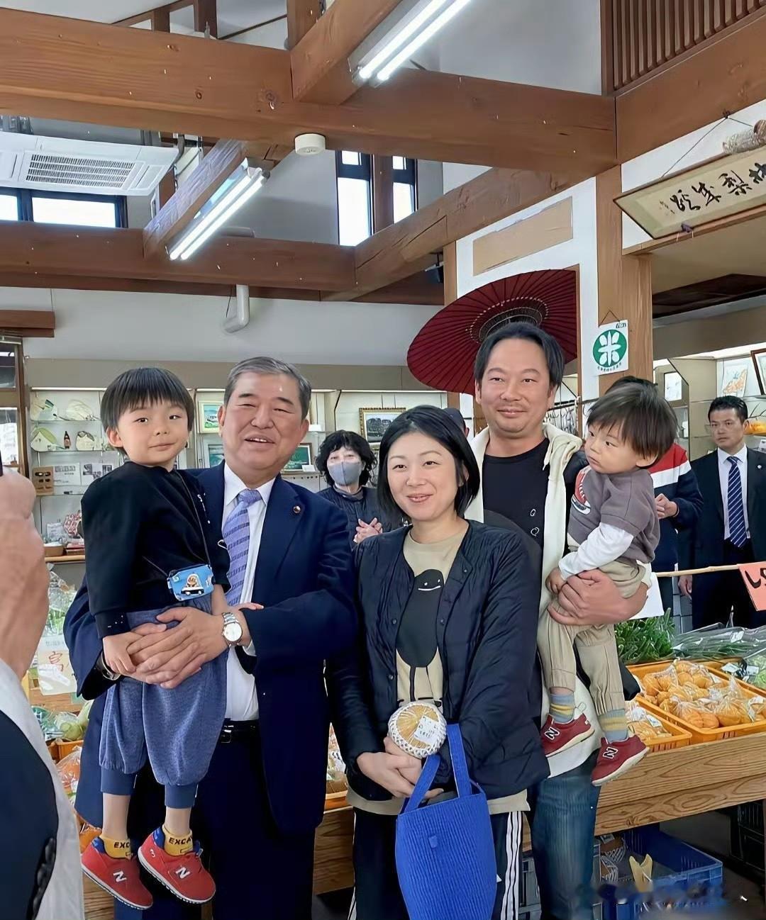 瞧！石破茂的退休生活！
当爷爷了，一家人逛超市还不忘拍个全家福照片宣传一下！