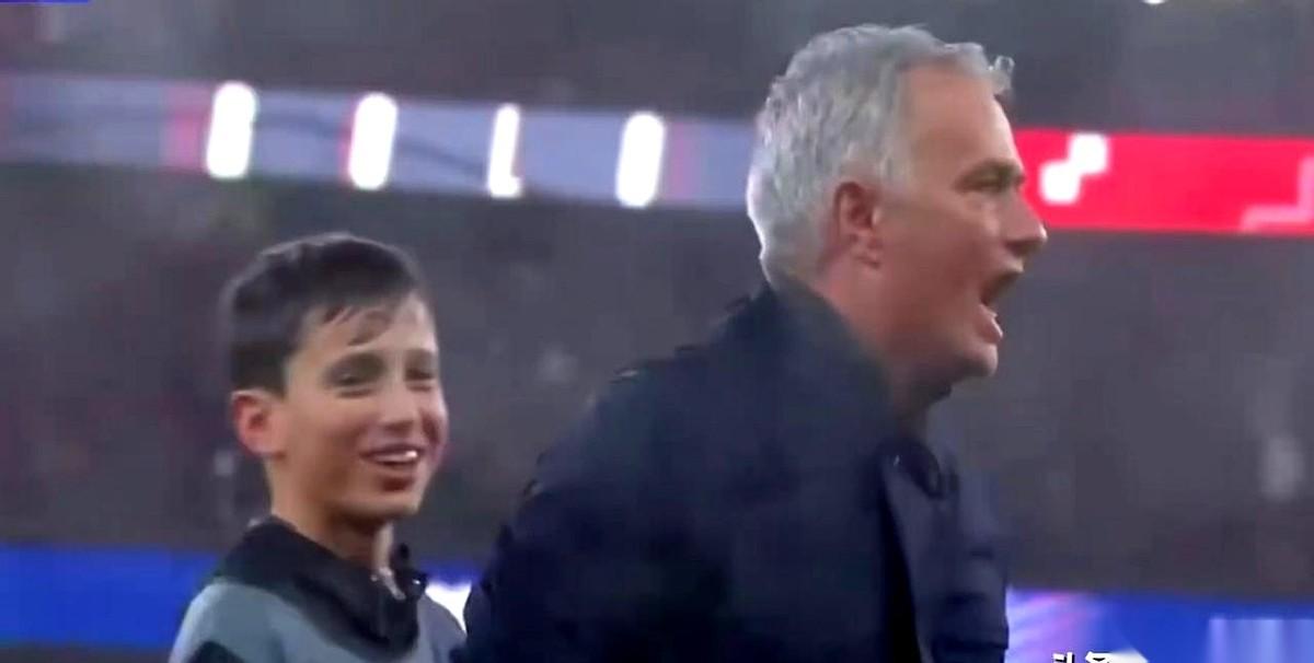 补时最后一秒，我们这边的门将，冲到对面禁区，一个头球，进了。
我发誓我当时就从沙