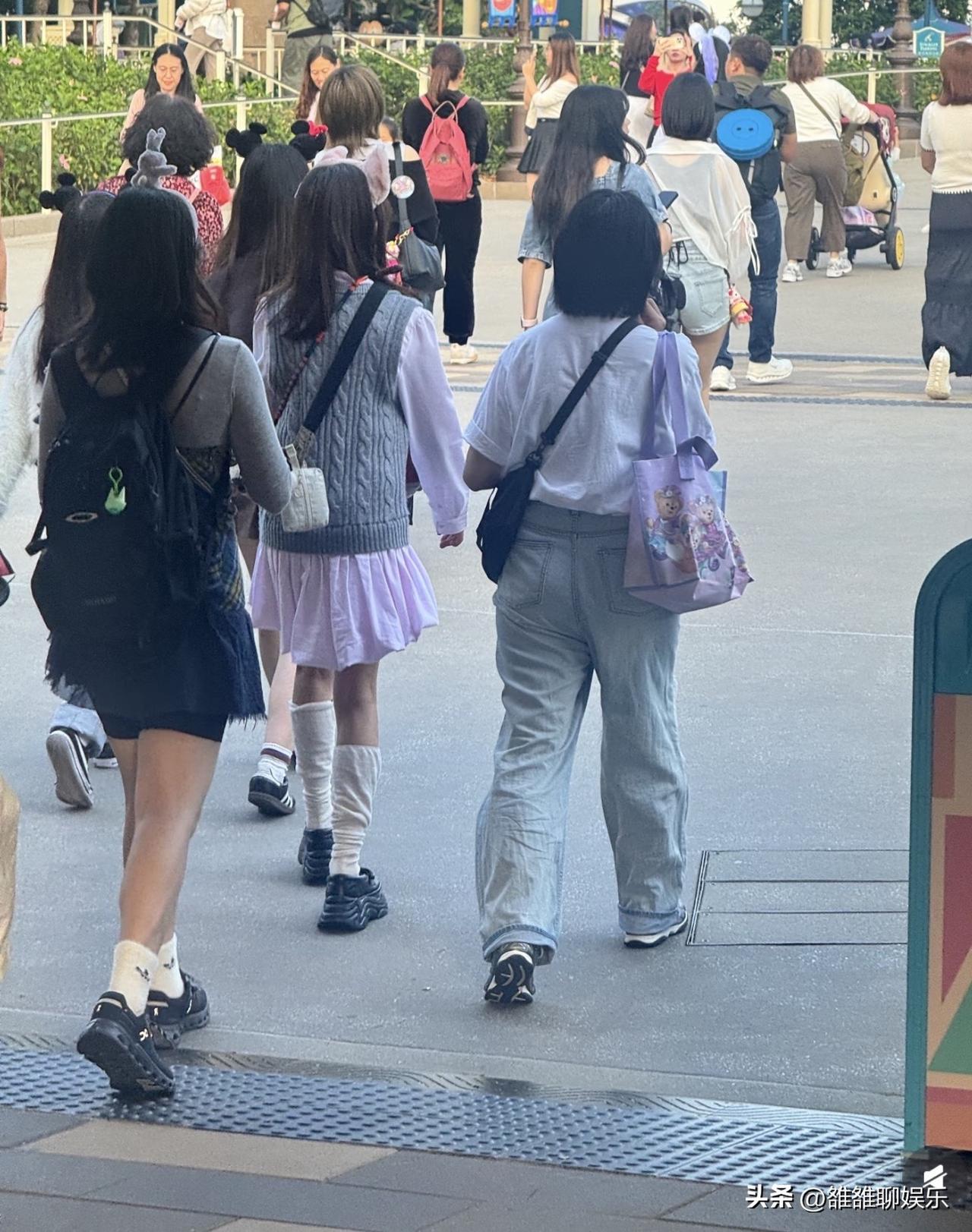 陈意涵，冲上热搜。

3月19日，有网友在香港迪士尼偶遇陈意涵，一身“另类”穿搭