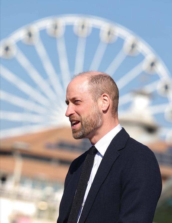 这次被留着络腮胡的威廉王子帅到了！
3月19日，威尔士亲王威廉王子现身伯恩茅斯，