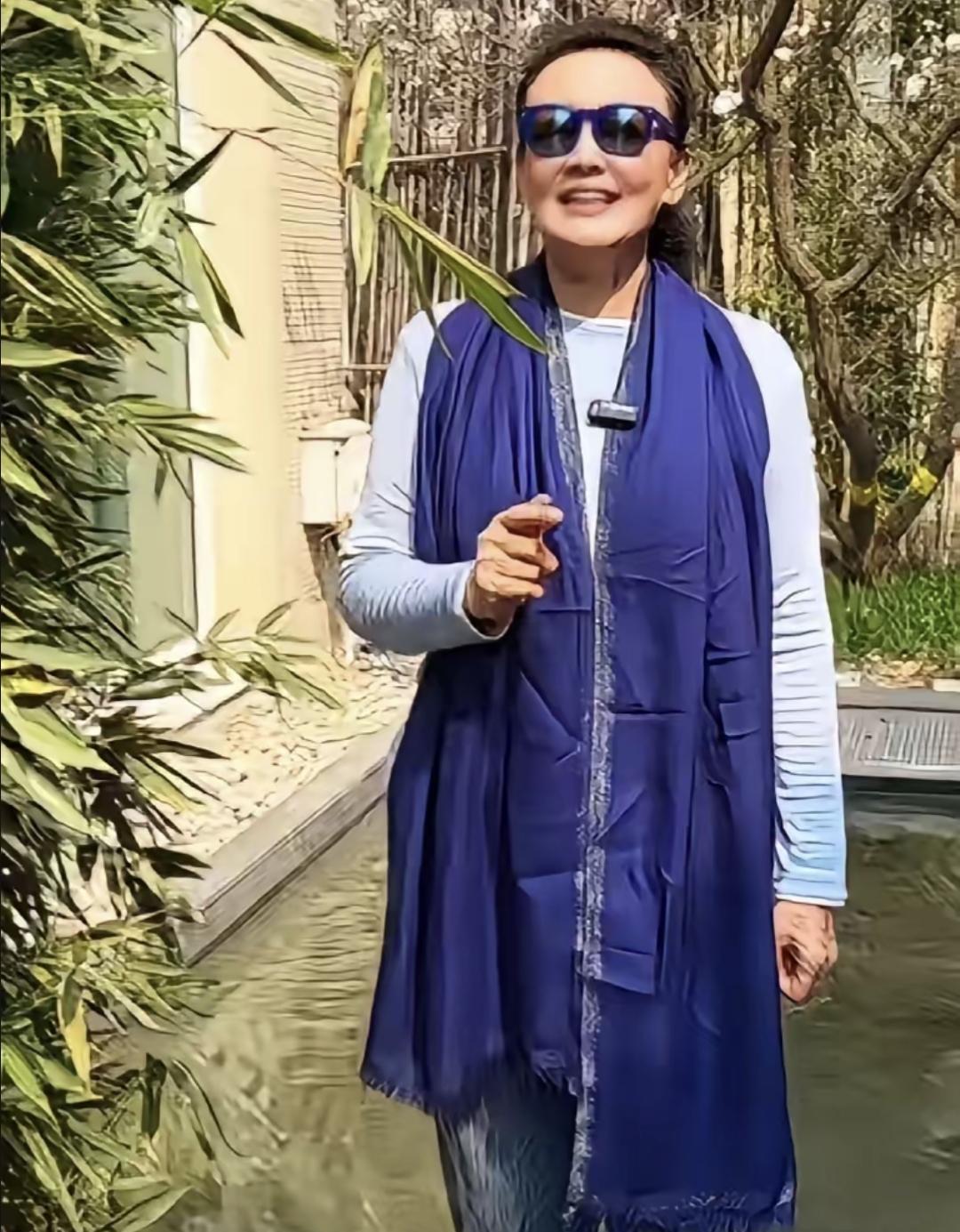 张兰不直播了，网友说她听劝了，其实她早就不想演了。
2025年9月在台湾那场采访