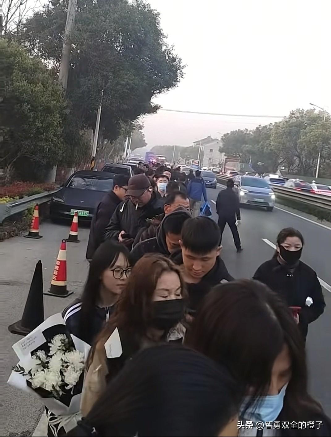 来现场送张雪峰老师的人特别多，都排到了马路边上，张老师说的很对，苏州是一座有温度