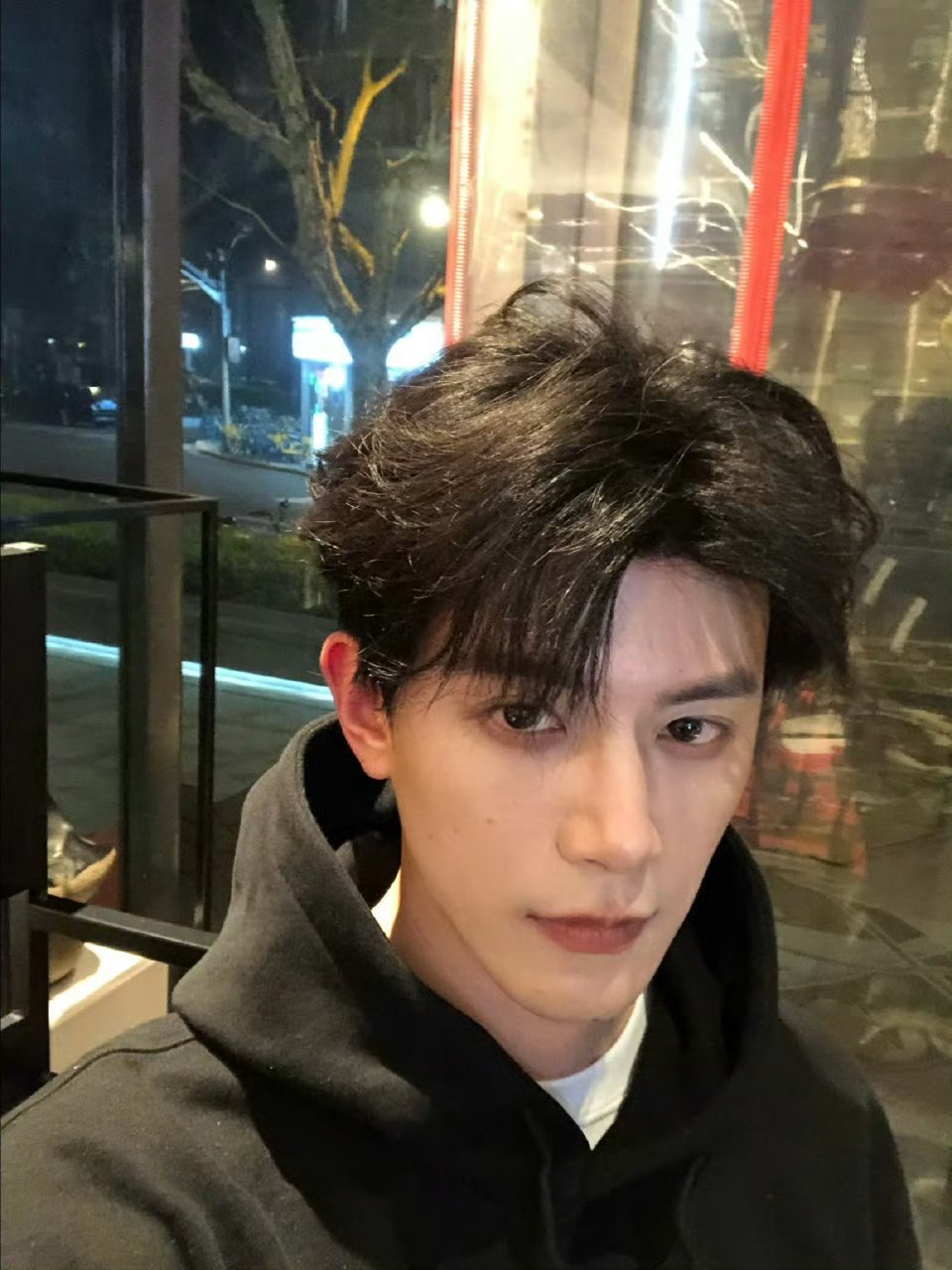 邓凯公主抱孔雪儿深蹲邓凯孔雪儿公主抱画面感直接拉满太苏了！邓凯硬核展示力量感，公