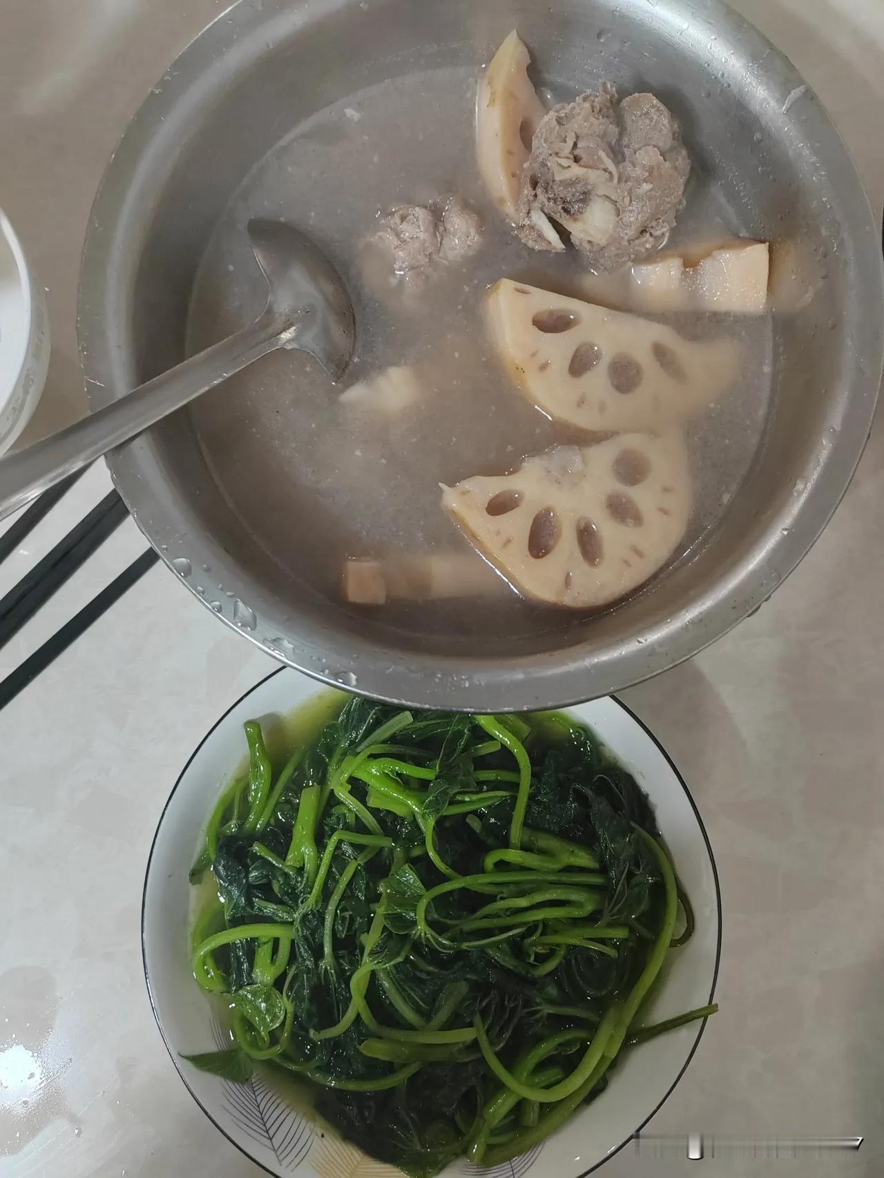 #记录我的一日三餐#
中午的晚餐就两个菜，一菜一汤：一个红薯尖，再一个骨头煮藕。