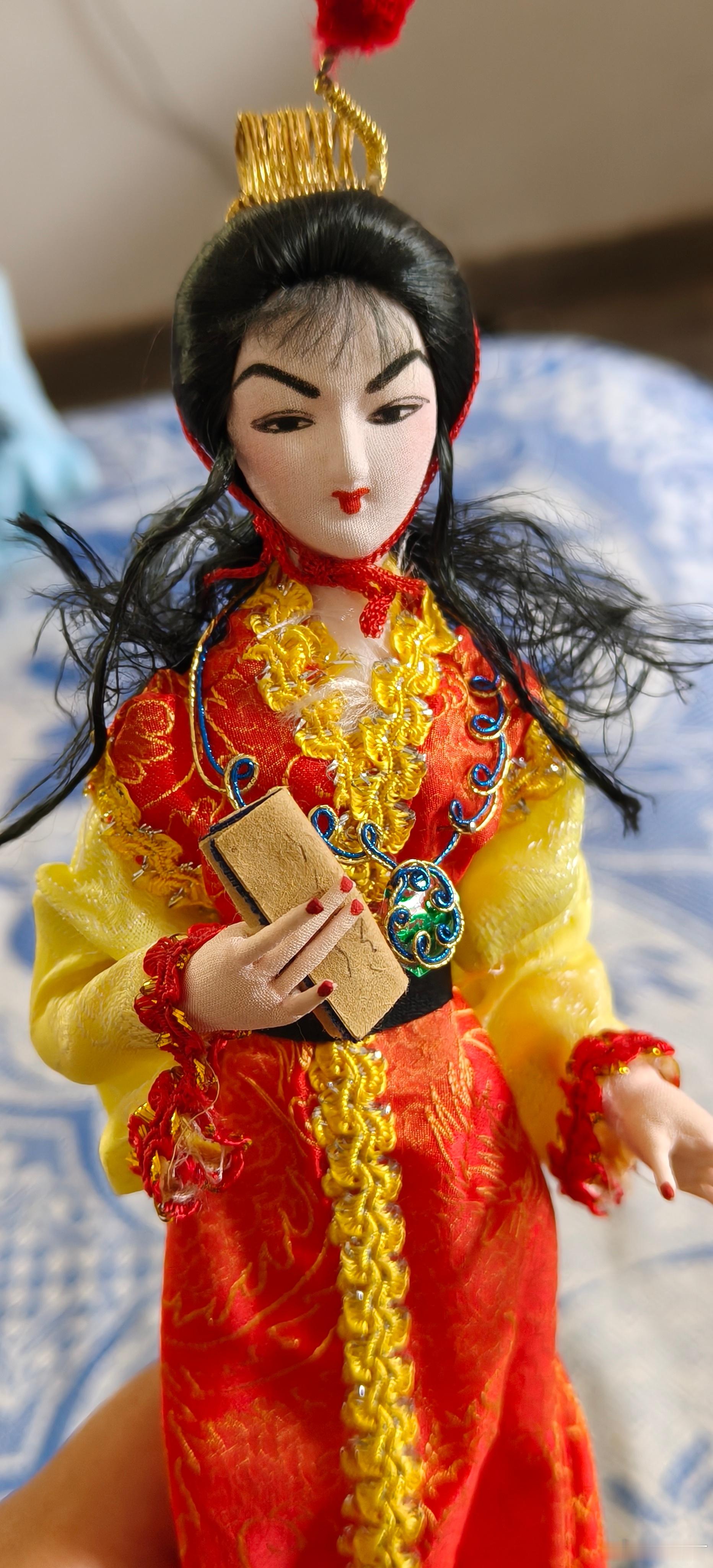 也是让我买到便宜绢人了第二个卖家说是宝玉，除了服饰和眼神很迷瞪之外，我觉得更像湘