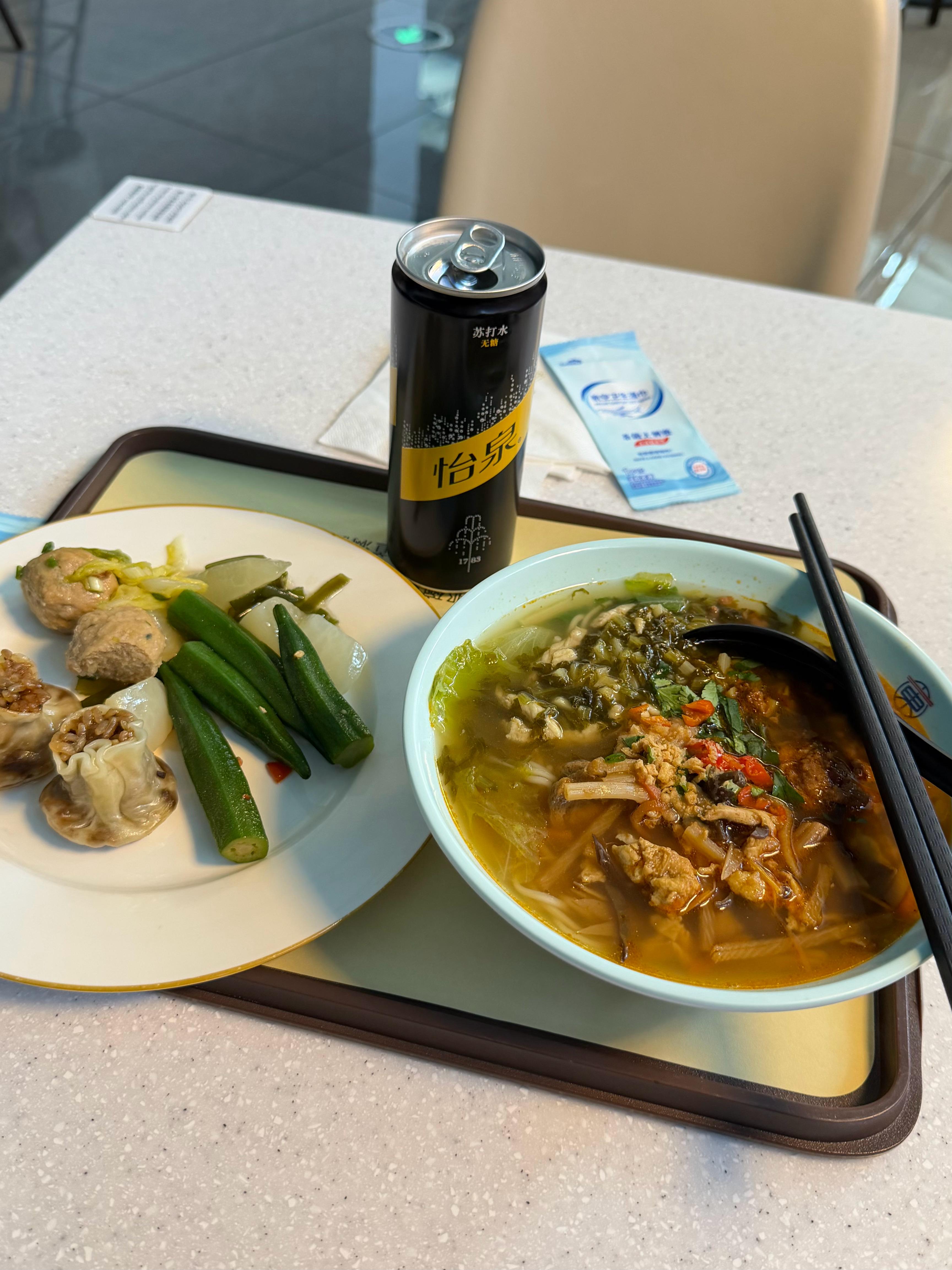 东航那碗面都做成电商了，但是现场做的浇头还是更好吃点 