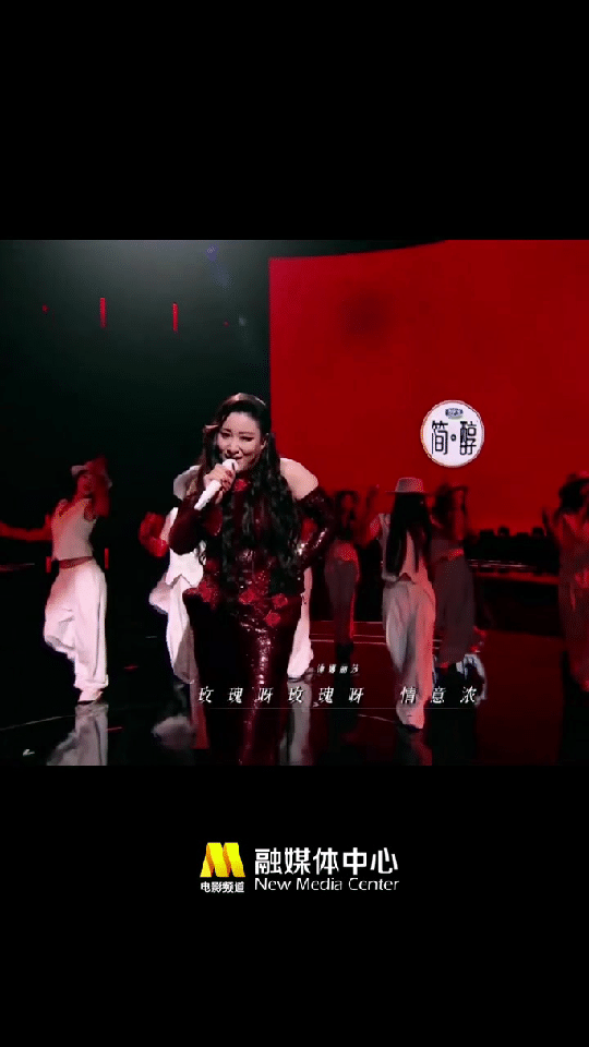 锤娜丽莎三语唱玫瑰玫瑰我爱你 舞台造型与歌声相得益彰，她像娇艳的玫瑰肆意绽放。三