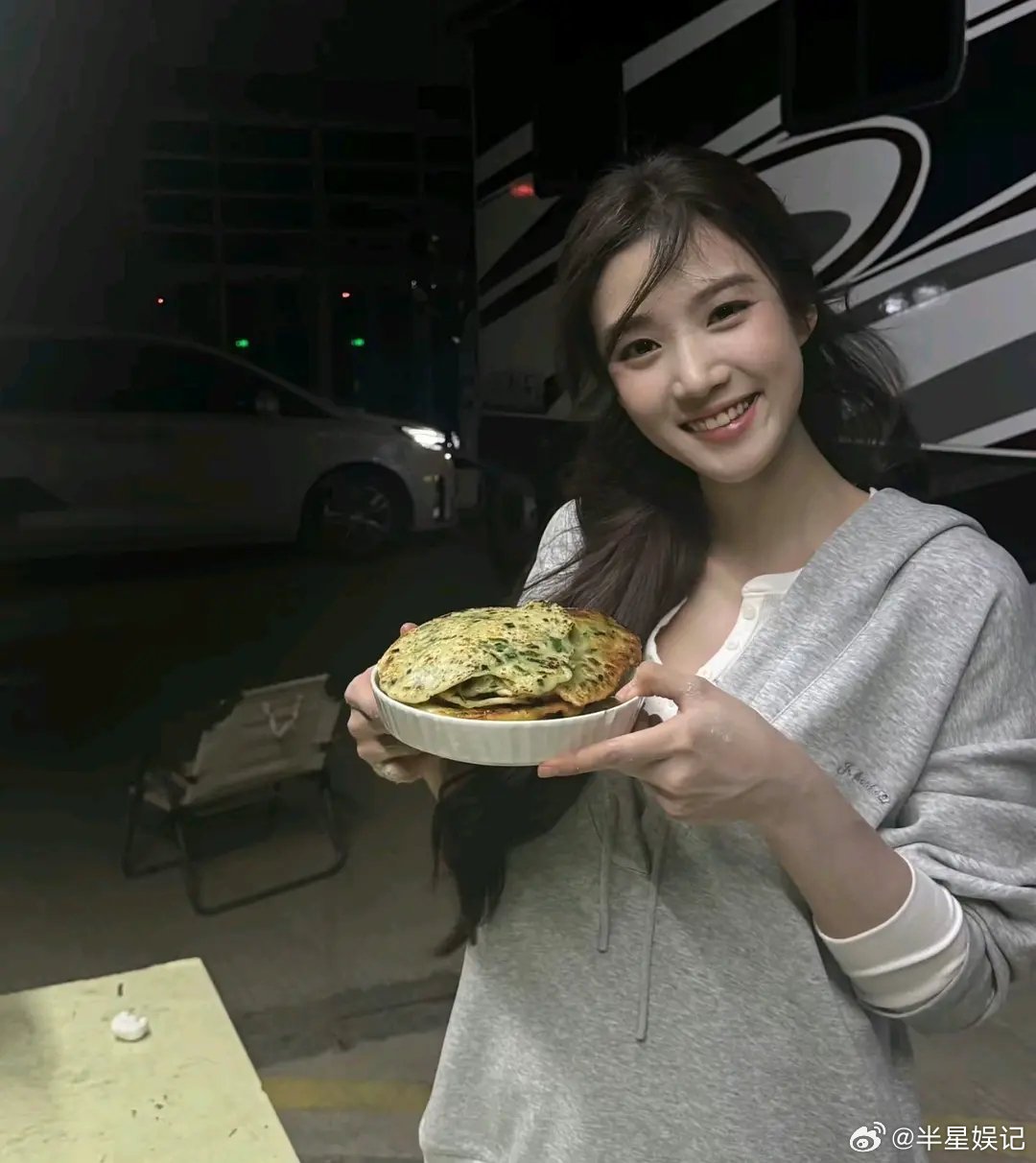 类似的照片怎么感觉卢昱晓比赵露思更美？ 