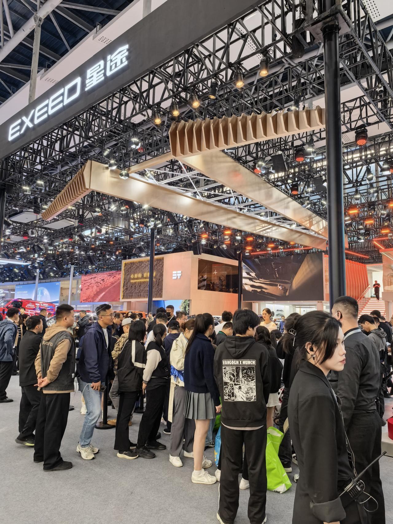 整个广州车展，吃相最难看的就是这个品牌。其他展台发礼品，要么是排队就可以领，发完