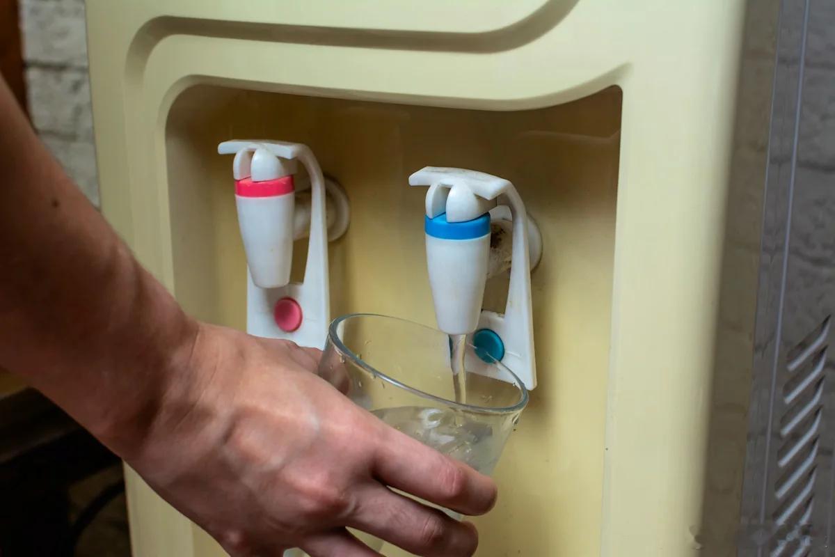【数百个美国军事基地多年来悄然推迟了全氟烷基和多氟烷基物质（PFAS）的清理工作