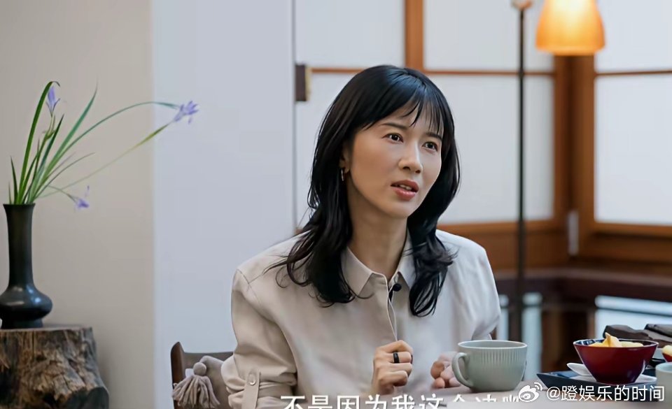 窦文涛，向papi酱请教商务决策。一个50多岁的老牌媒体人，满脸诚恳地问一个年轻
