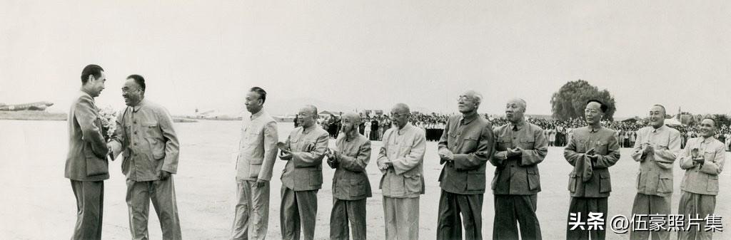 1950年2月，周恩来总理访问苏联归来，朱德、刘少奇、郭沫若等领导人到机场迎接的