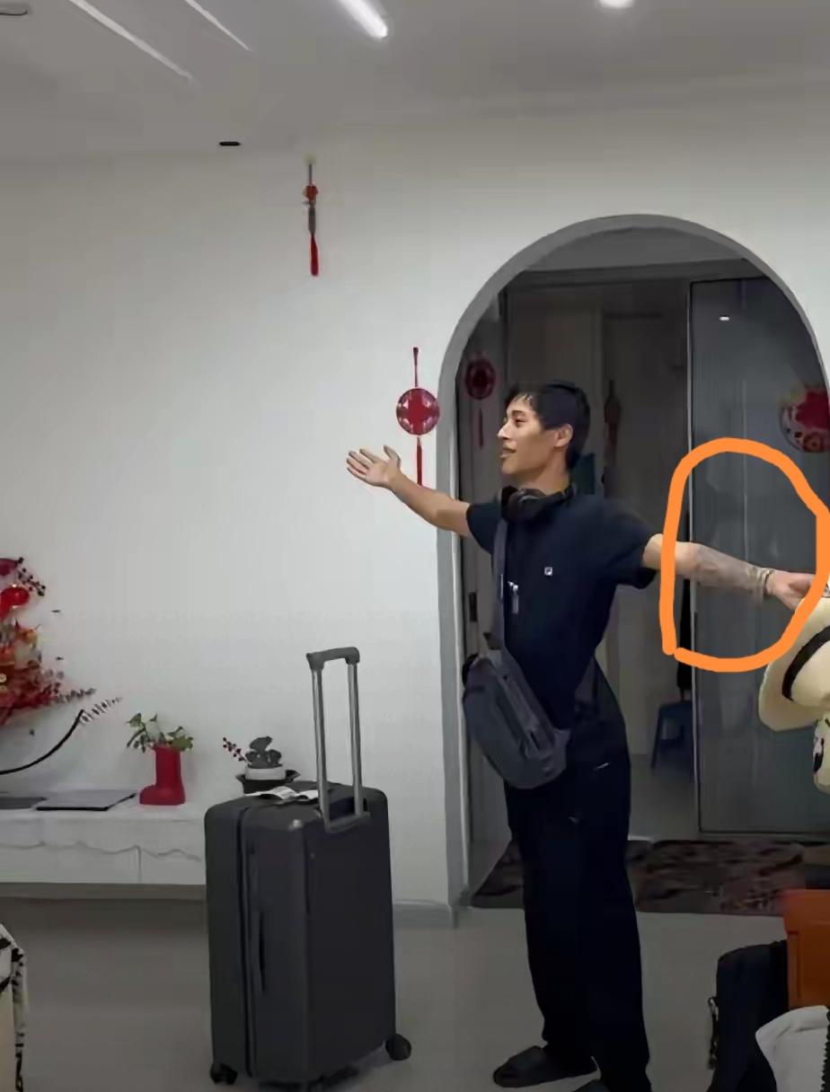 漂泊的云鹏又回来！纹身了！
     这一次回国，他给网友的第一印象是黑瘦、黑瘦