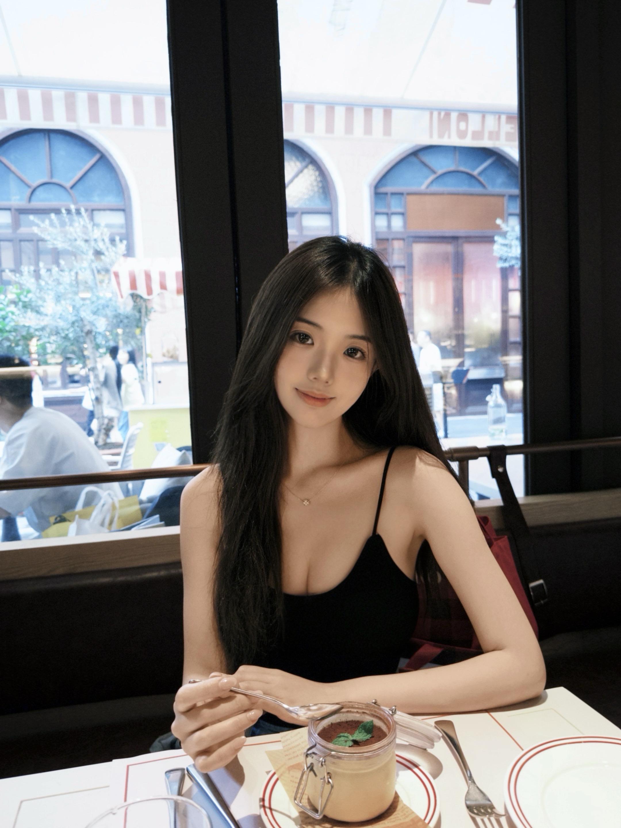 我没有惊艳绝伦的脸 但请记住我看你的眼。