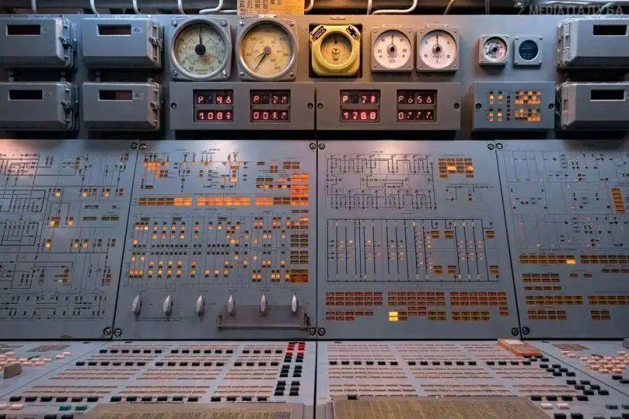 难得一见的苏联台风核潜艇内部照片
这真的是一个庞然大物，远古巨兽。
里面甚至还有