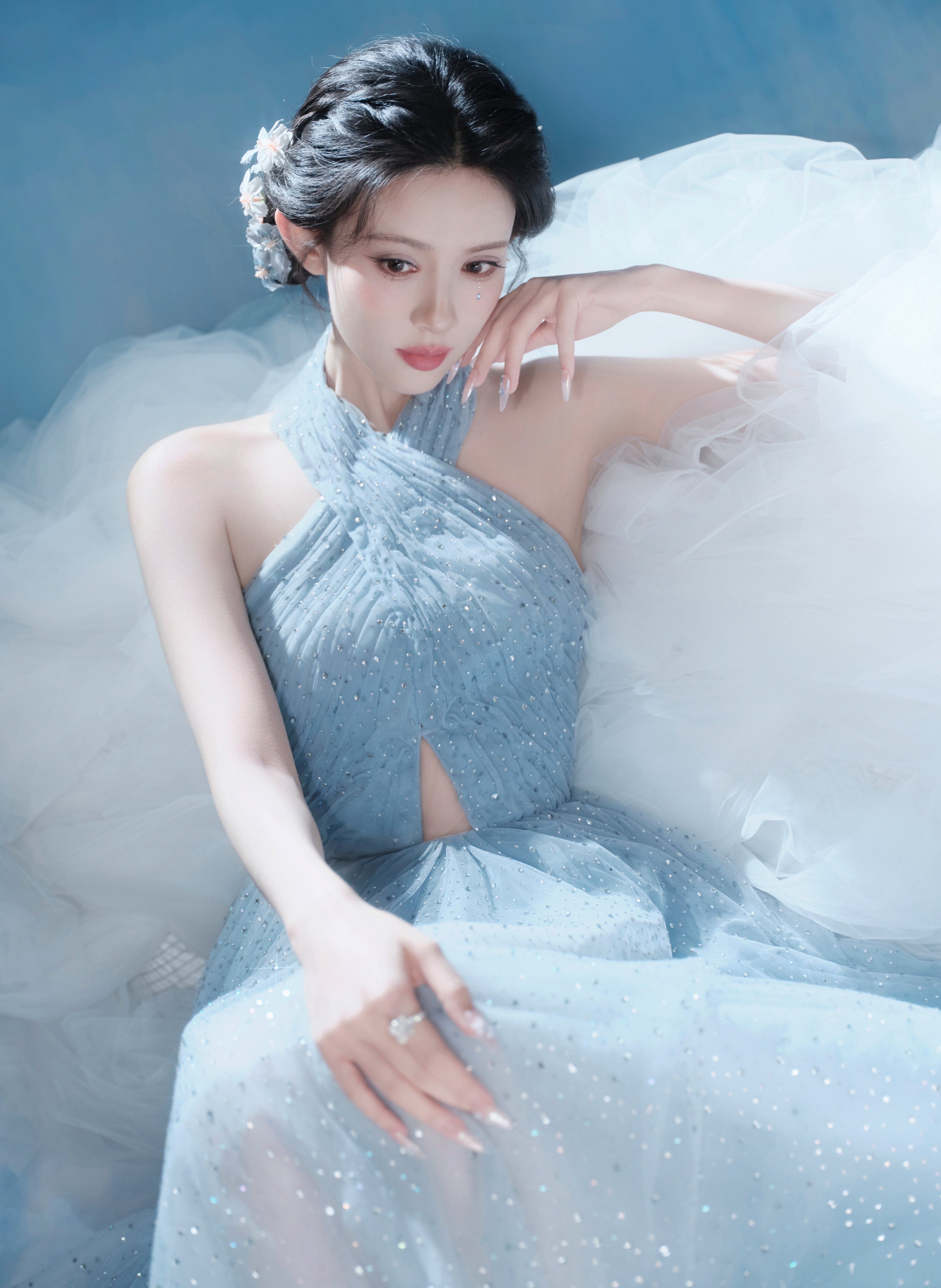 孟子义今日出席湖南卫视疯狂好六夜造型图集，演绎一袭Tony Ward烫钻挂脖露背