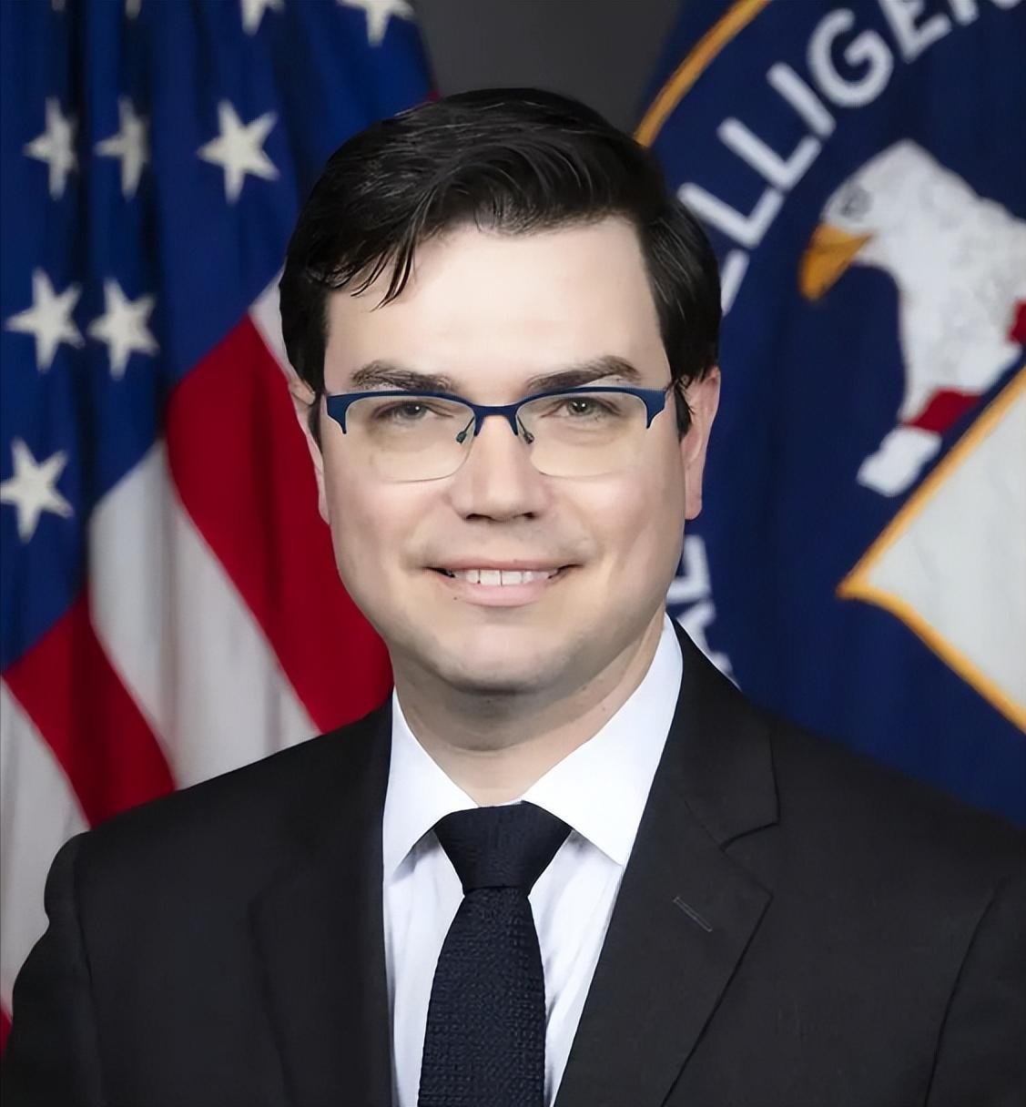 彻底撕破伪装！美国中情局副局长公开官宣，盯上中国民营科技企业，芯片、AI等全被列