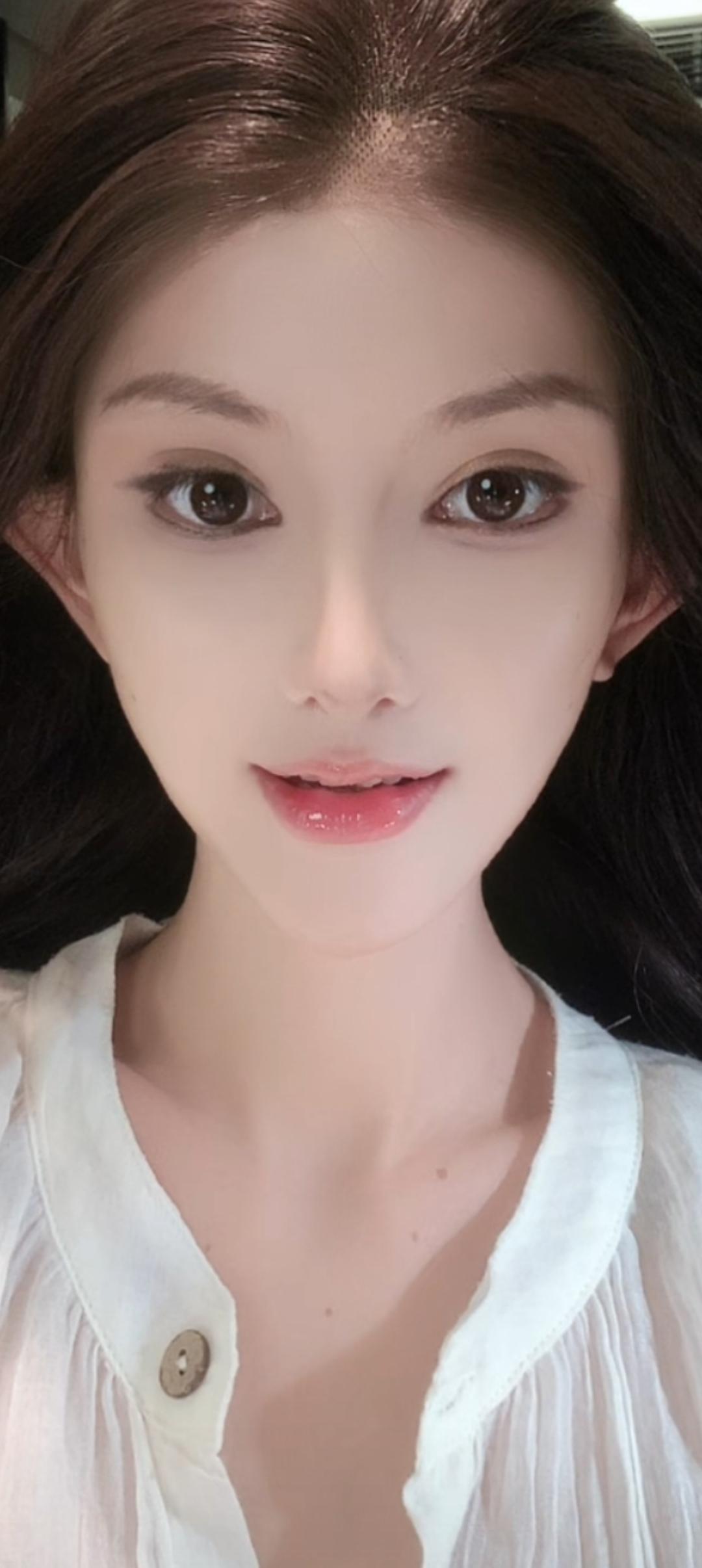 这姑娘长得真漂亮，眼睛大又亮。