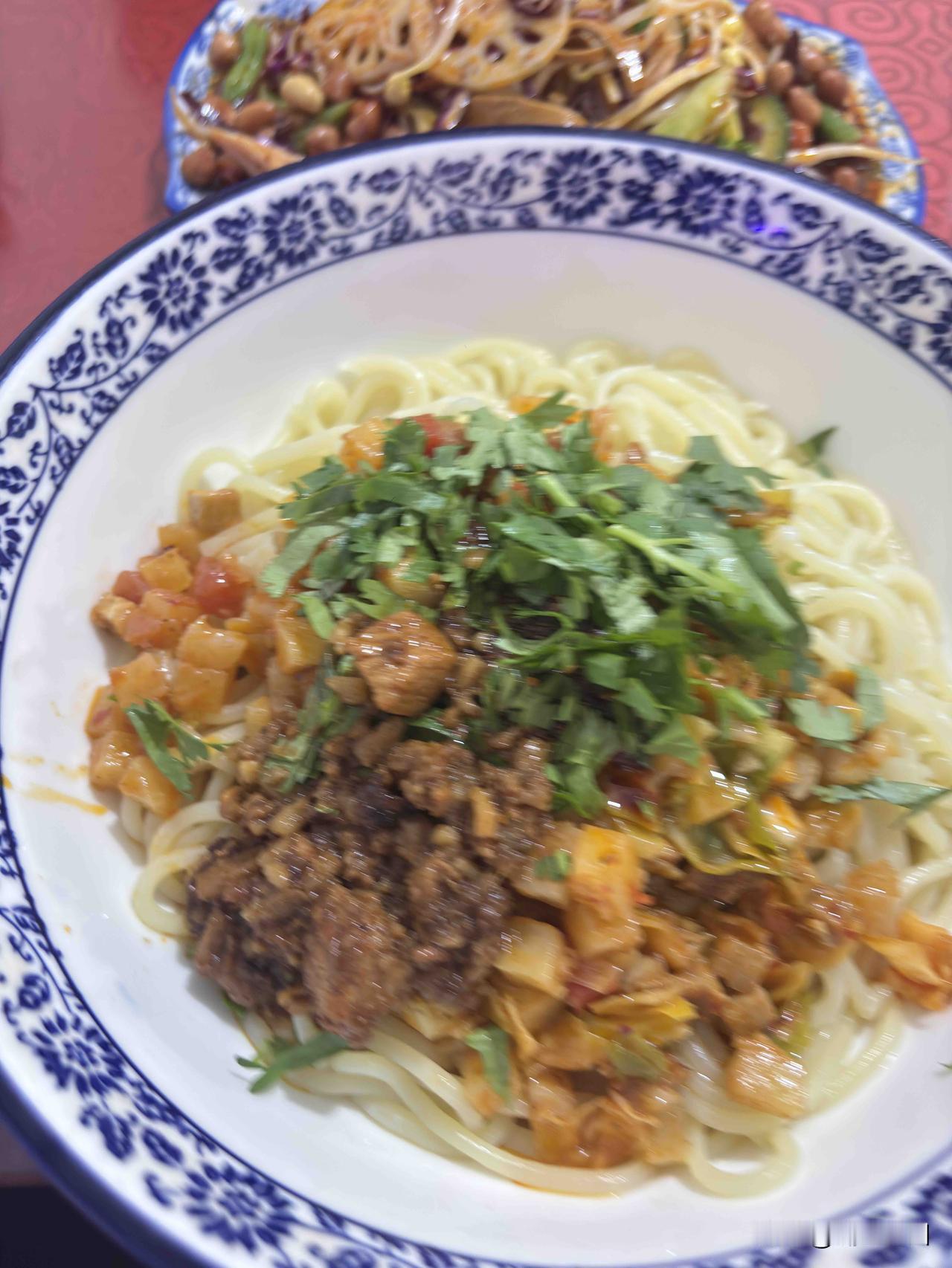 今天在西安甘家寨吃的富平肉臊子饸饹面，每次上班路过附近，赶上中午吃饭的时间，都爱