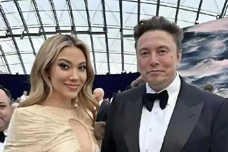 马斯克偷瞄3秒上热搜
 
亮黄色露肩短上衣，谷爱凌一进场就把镜头吸走。马斯克站在