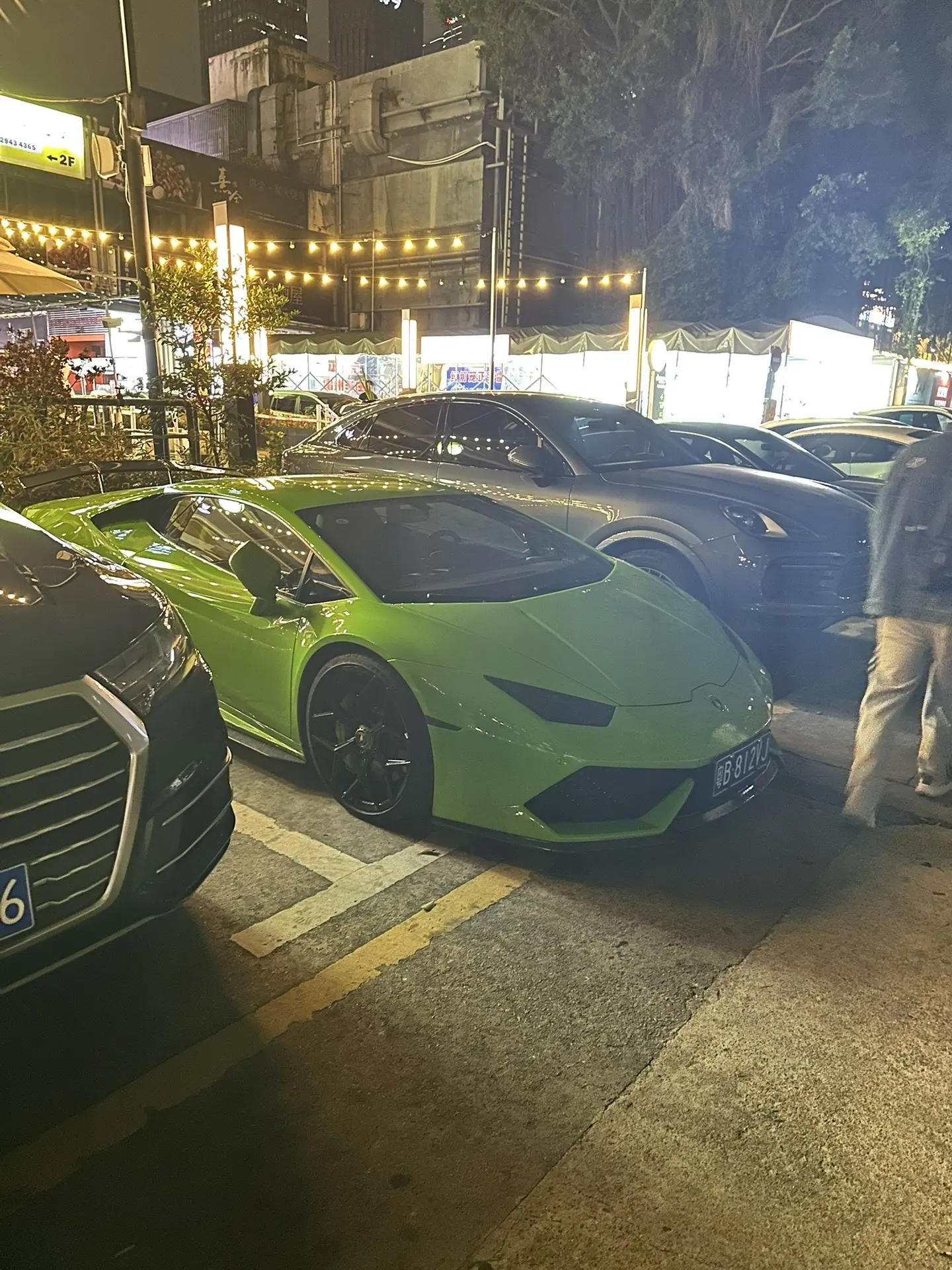 在拍小牛488的时候偶然发现3D牌奔驰 😱😱