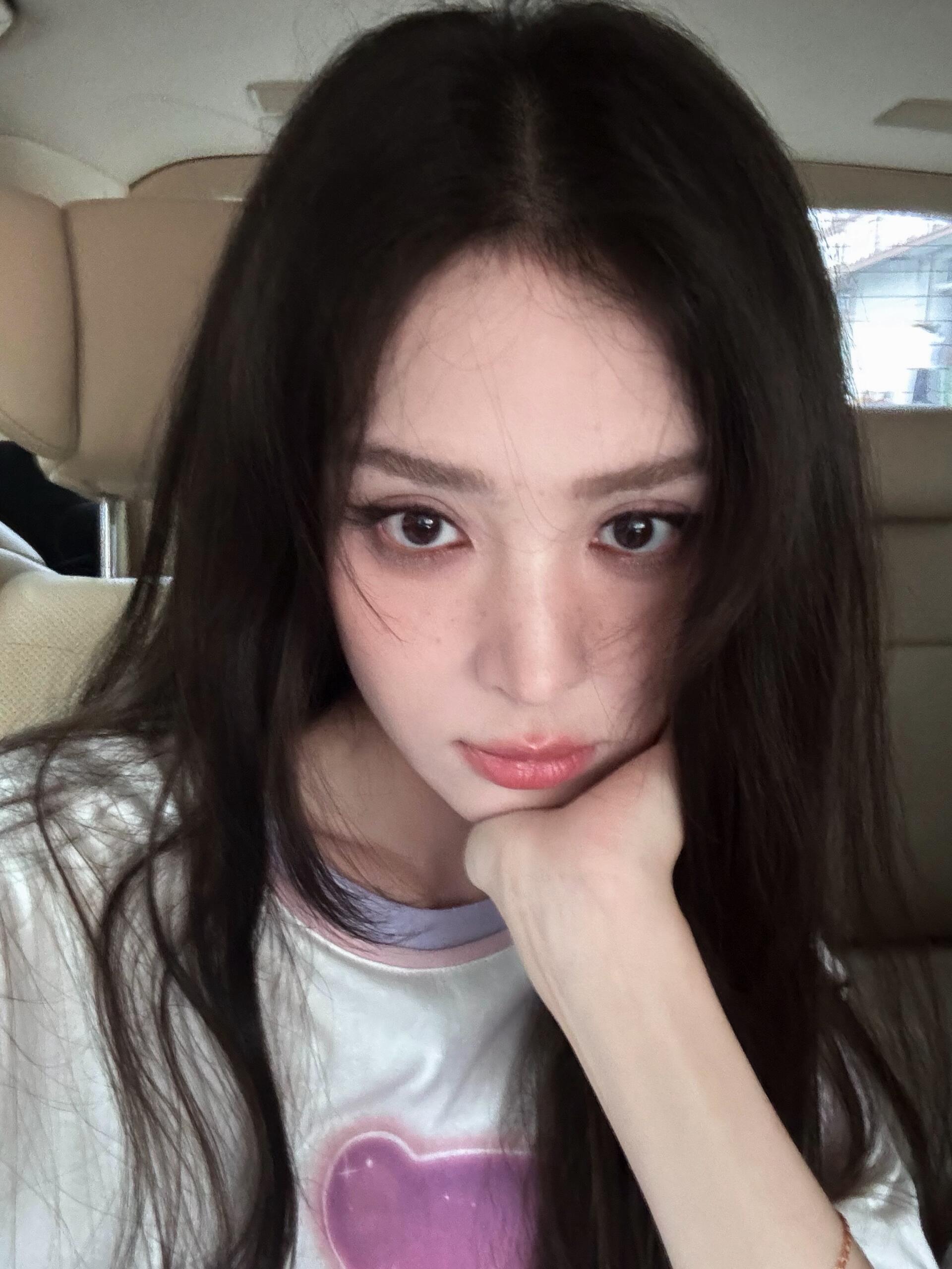 每次觉得古力娜扎正脸绝了 再看侧脸更是legend….🥲💕 ​​​