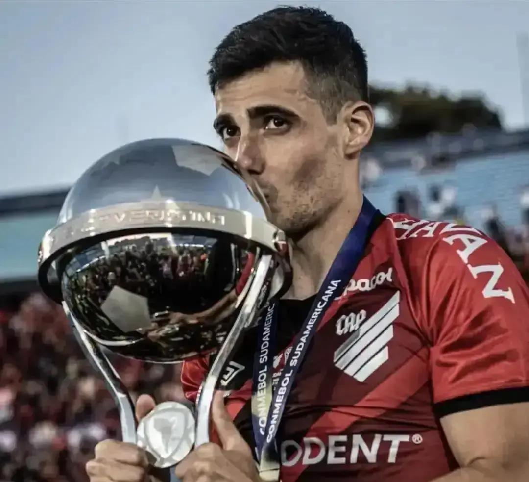 年薪砍半也要来中超！
 
31岁的何塞卢，皇马刚用完就扔，沙特开三倍工资他没点头