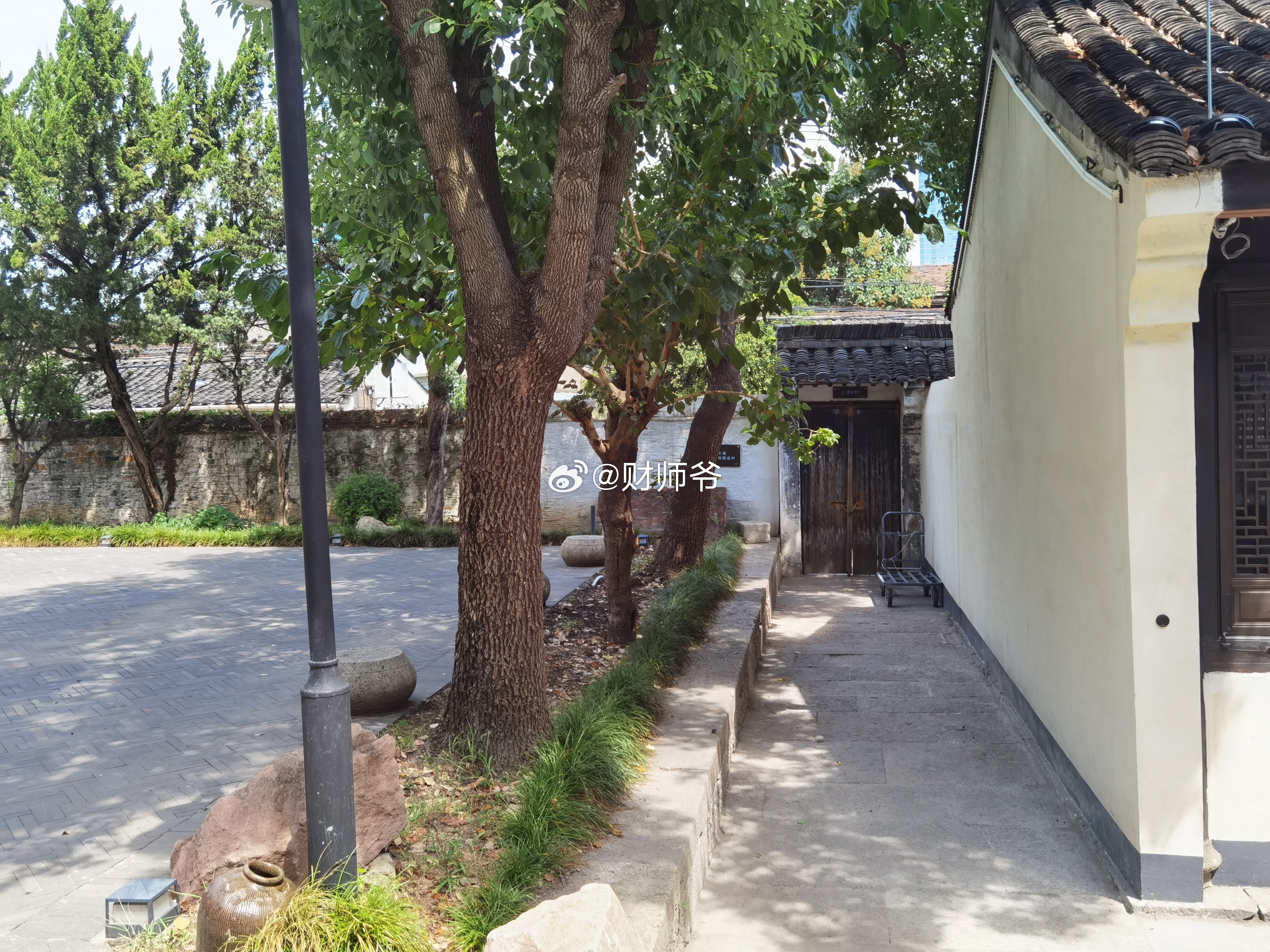 以前从百草园的这扇门出去，就是我外公外婆家。小时候有一次这扇门开着，我们就偷偷溜