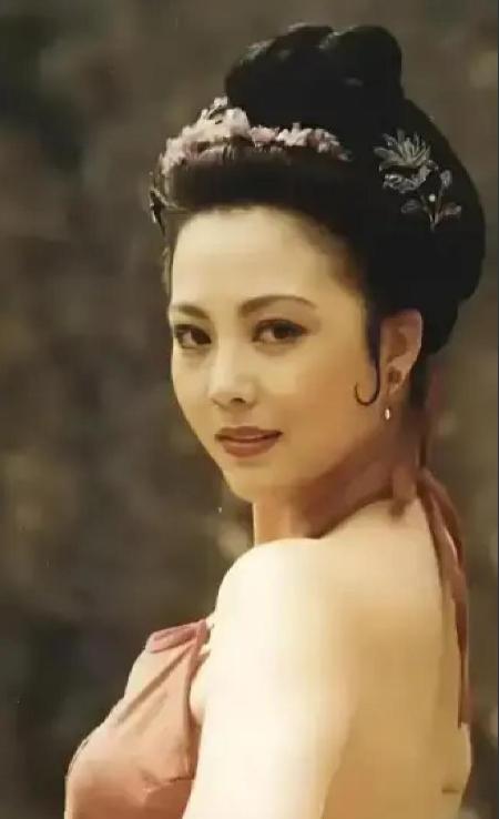 1990年年，各大港口、海关的公告栏上通缉令层层叠叠，一个23岁女演员的照片赫然