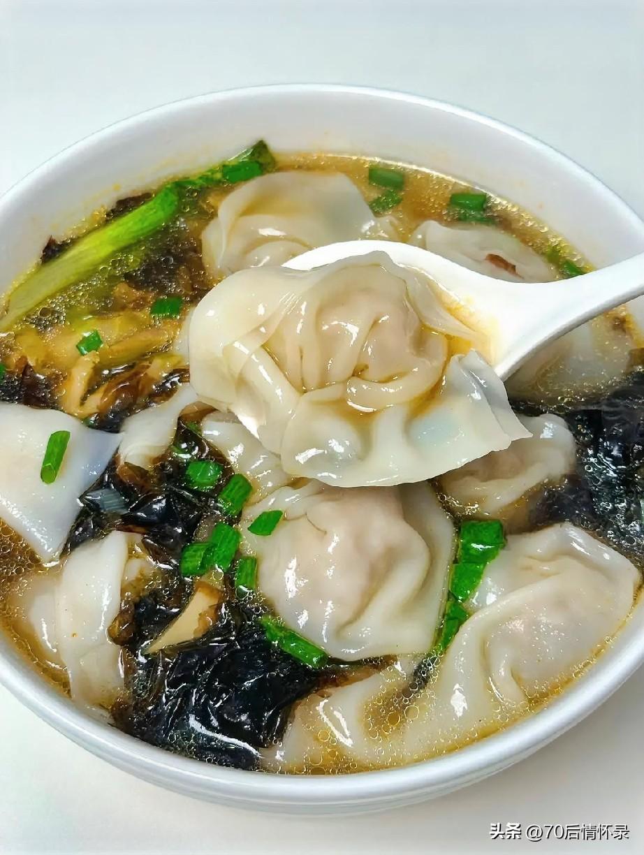 车站饭店的馄饨，我记得是两毛五一碗，后来涨到三毛五。蛋丝是一缕一缕的，不是碎的，