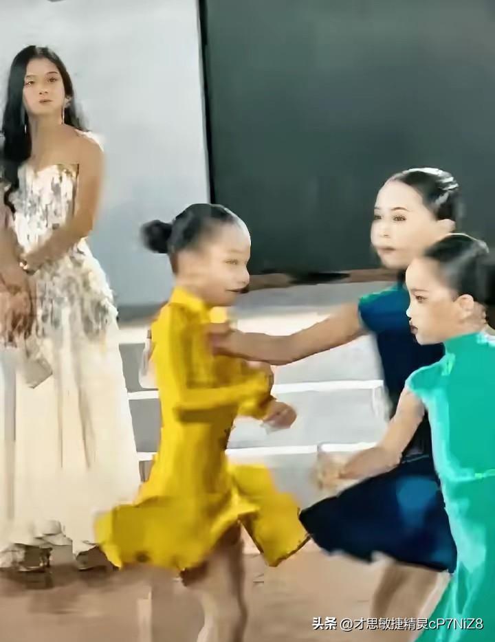 小小年纪就心术不正。深圳拉丁舞大赛中，黄裙子女孩正在投入舞蹈，蓝裙子女孩却从旁边