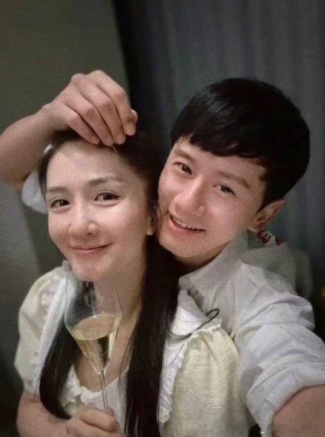 #张杰谢娜牵手下班#张杰和谢娜实在是太甜了吧，这么多年依旧是娱乐圈里的模范夫妻呀