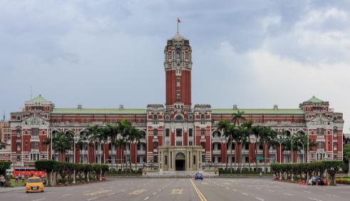 “菲律宾都不敢动，你还吹什么动日本？自己人吃了亏却默不作声，拿什么底气喊统一？”