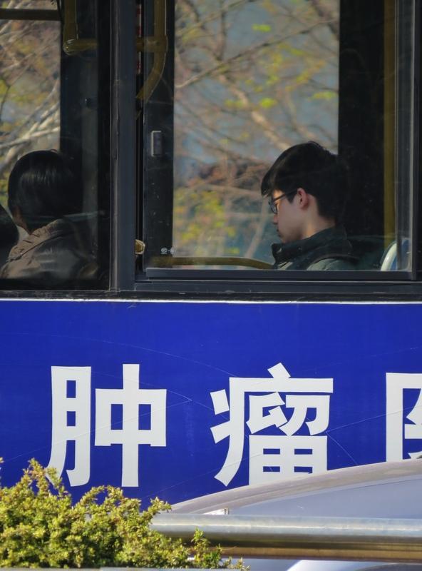 最近看到河南焦作24岁女大学生小君的故事，太让人动容了。小君持续咳嗽后查出恶性肺