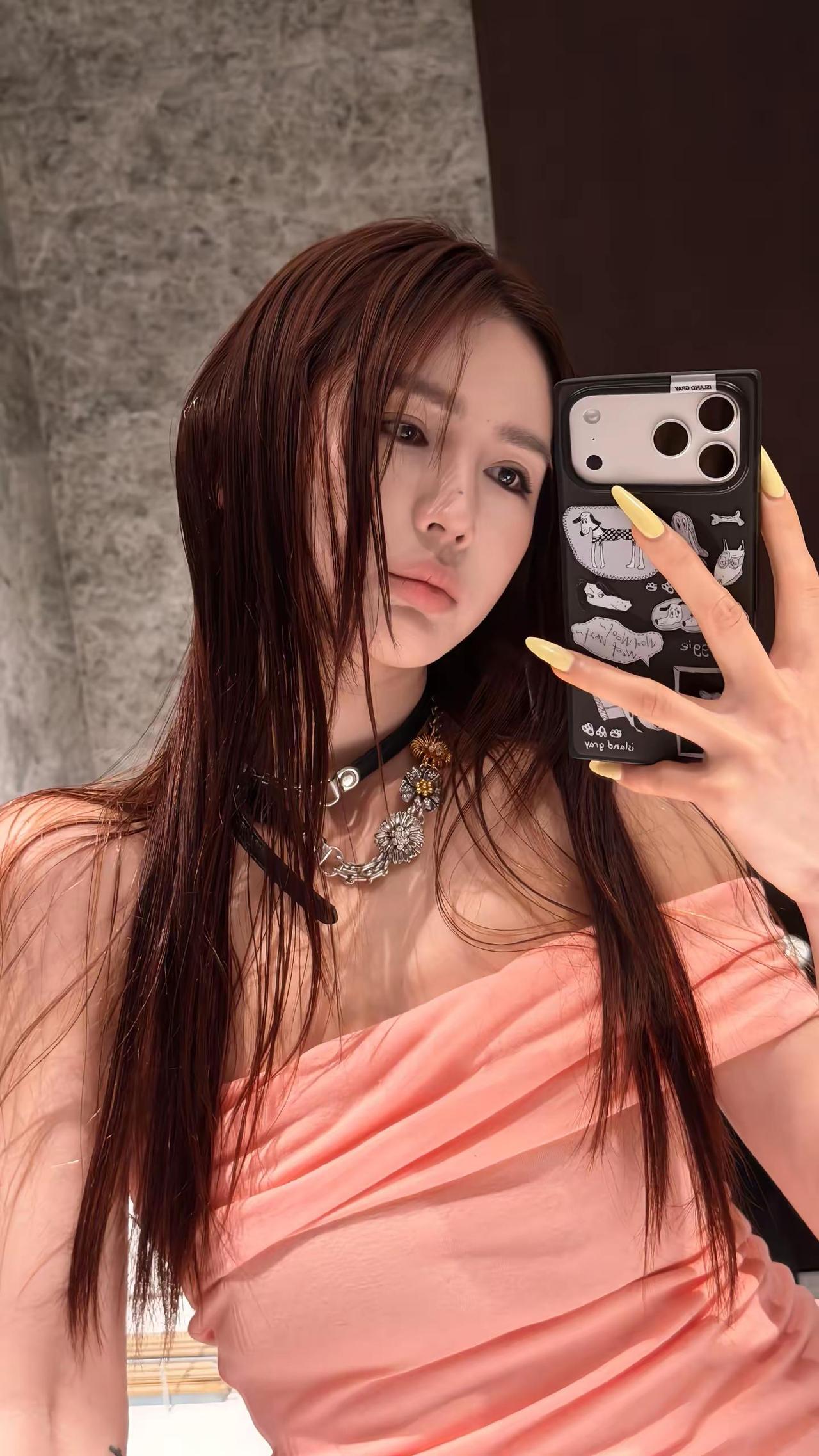 高级感穿搭。露肩穿搭 粉色露肩上衣 高级感设计师品牌 女装穿搭 @鹿的穿衣搭配风