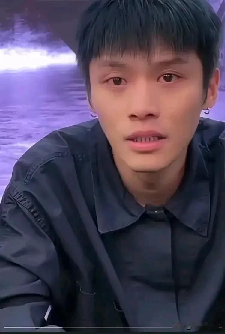 小杨哥昨天直播哭了，一个大男人眼含热泪双眼通红，我以为他要澄清了，没想到下一句3