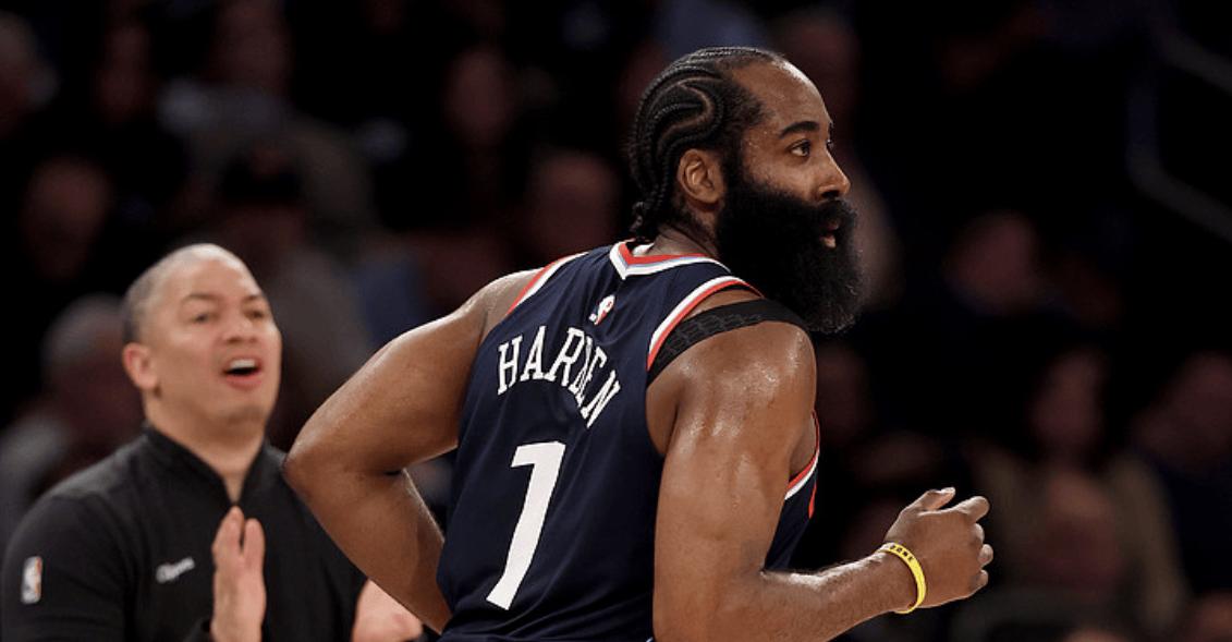 要么送走组八，要么送走登卡重建


现在就两条路

第一，组八拿去补强后卫换空间