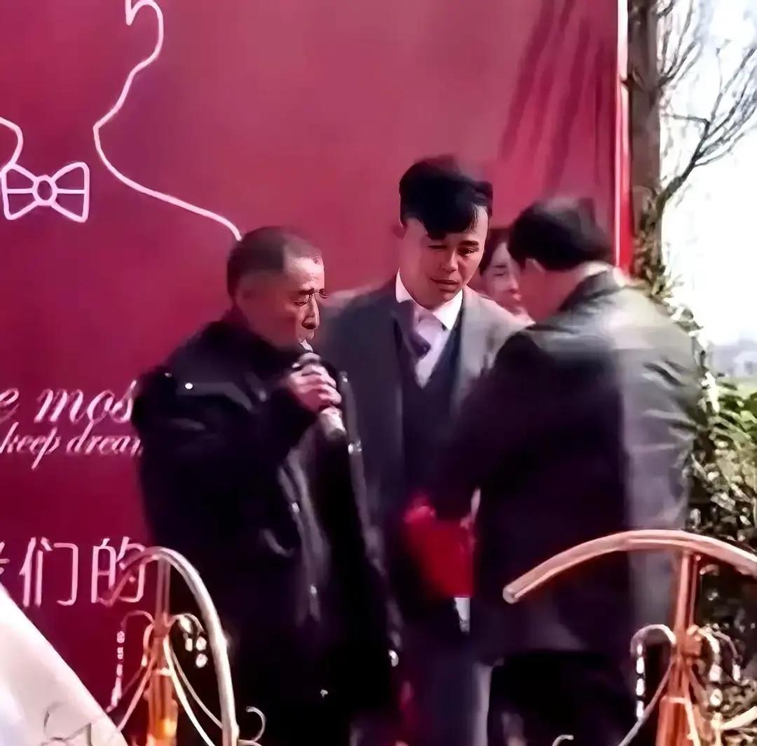 前两天刷到个视频，心里真敞亮。

有个丈母娘接过一万一彩礼，当场只抽出一张百元钞