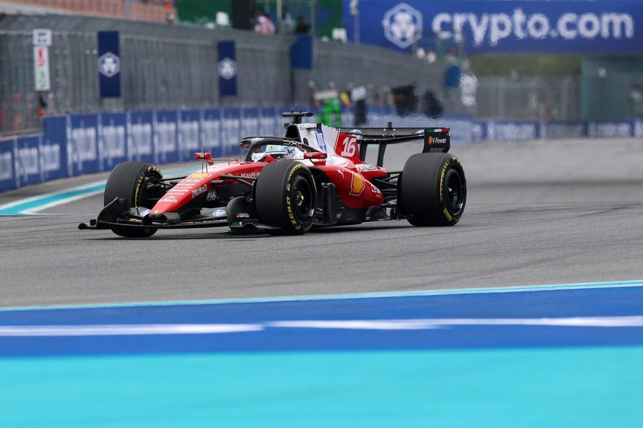F1迈阿密站——勒克莱尔无线电质疑策略：
勒克莱尔在比赛中进站时通过无线电质问车